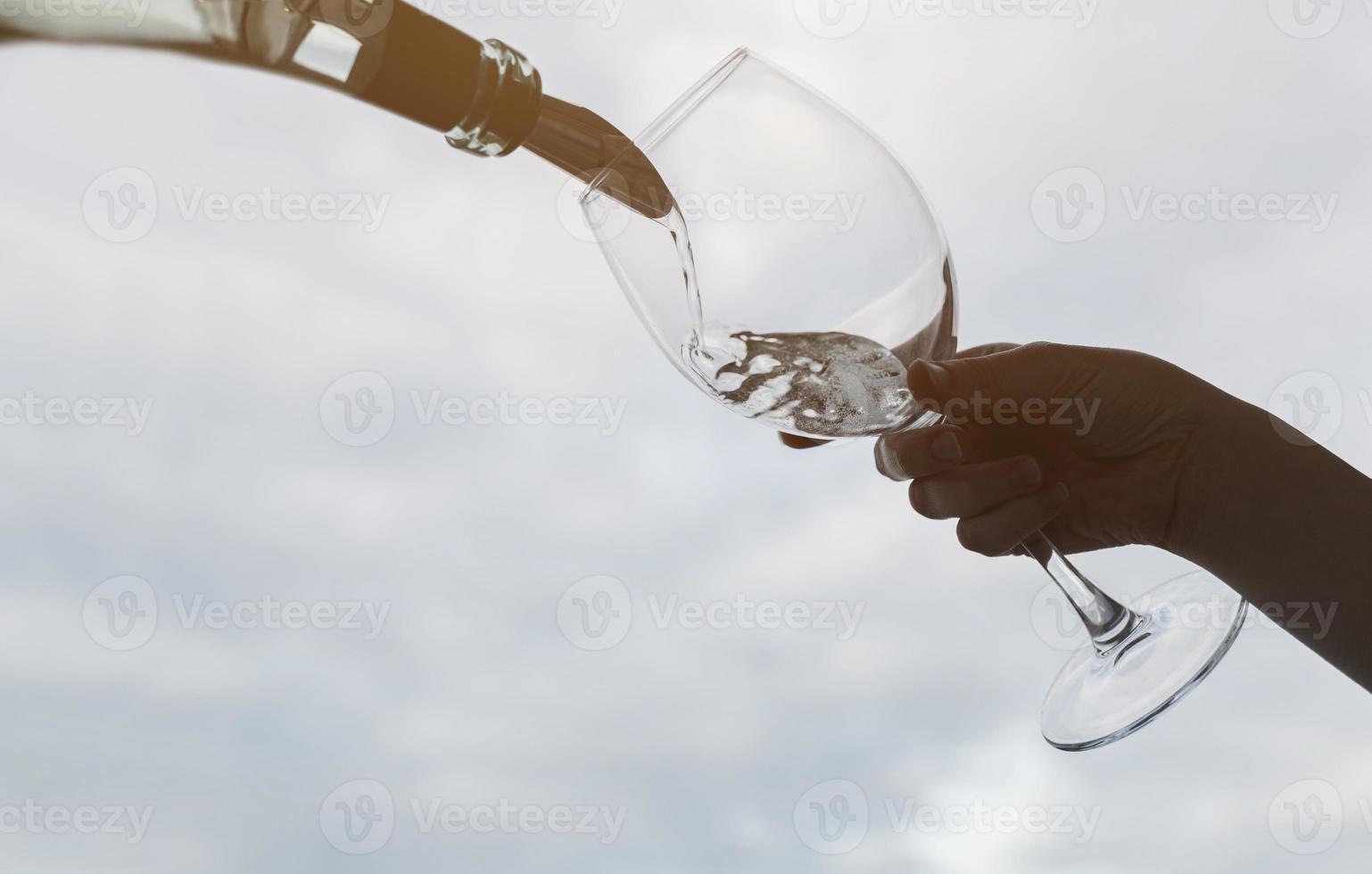 Champagner wird in eine Flöte gegossen foto