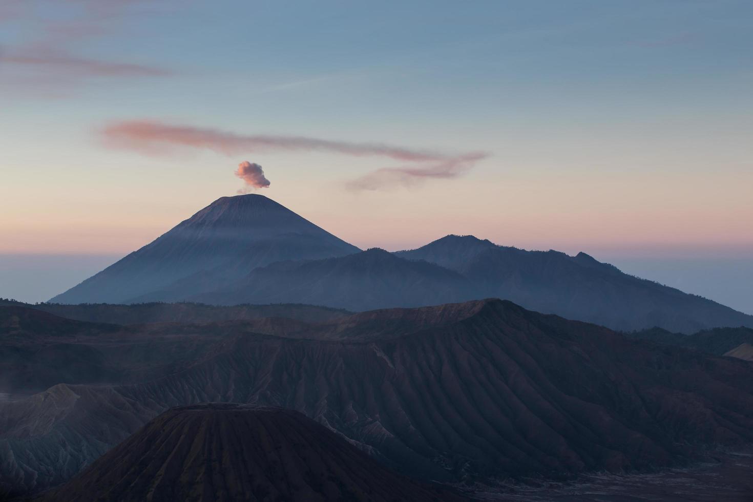 Sonnenaufgang am Vulkan Mount Bromo Ost-Java, Indonesien. foto