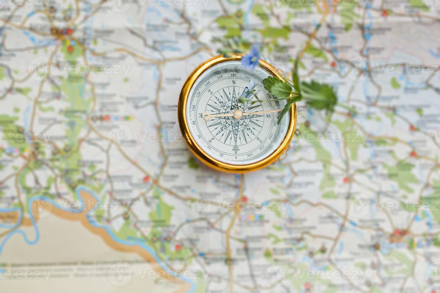 Nahaufnahmefoto des Kompasses, der auf der Karte liegt. foto