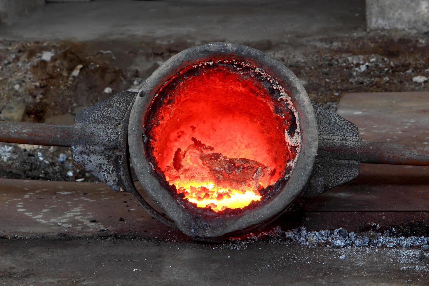 flüssiges Metall aus dem Hochofen foto