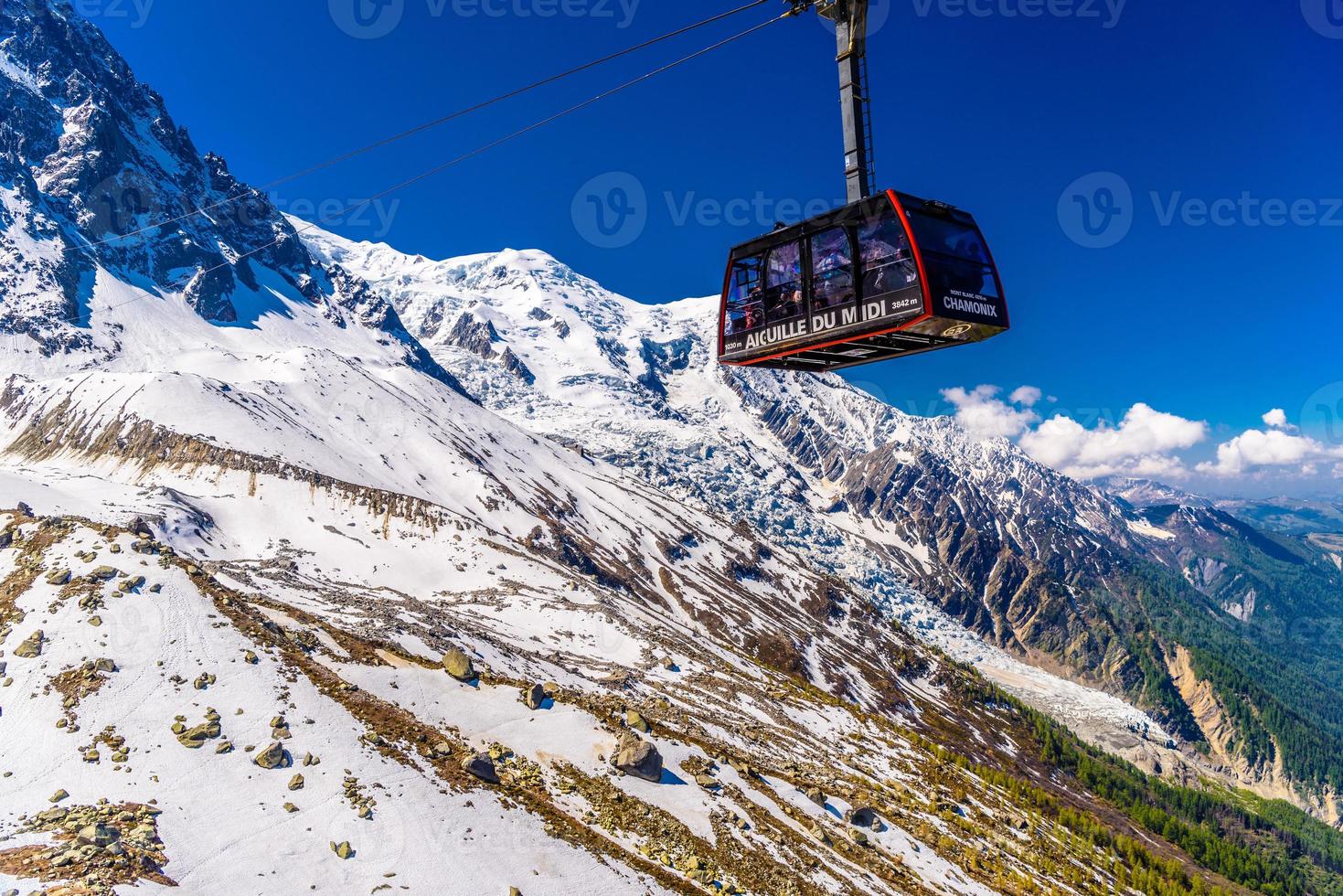 Seilbahn in verschneiten Bergen, Chamonix, Mont Blanc, Haute-Savoie, Frankreich foto