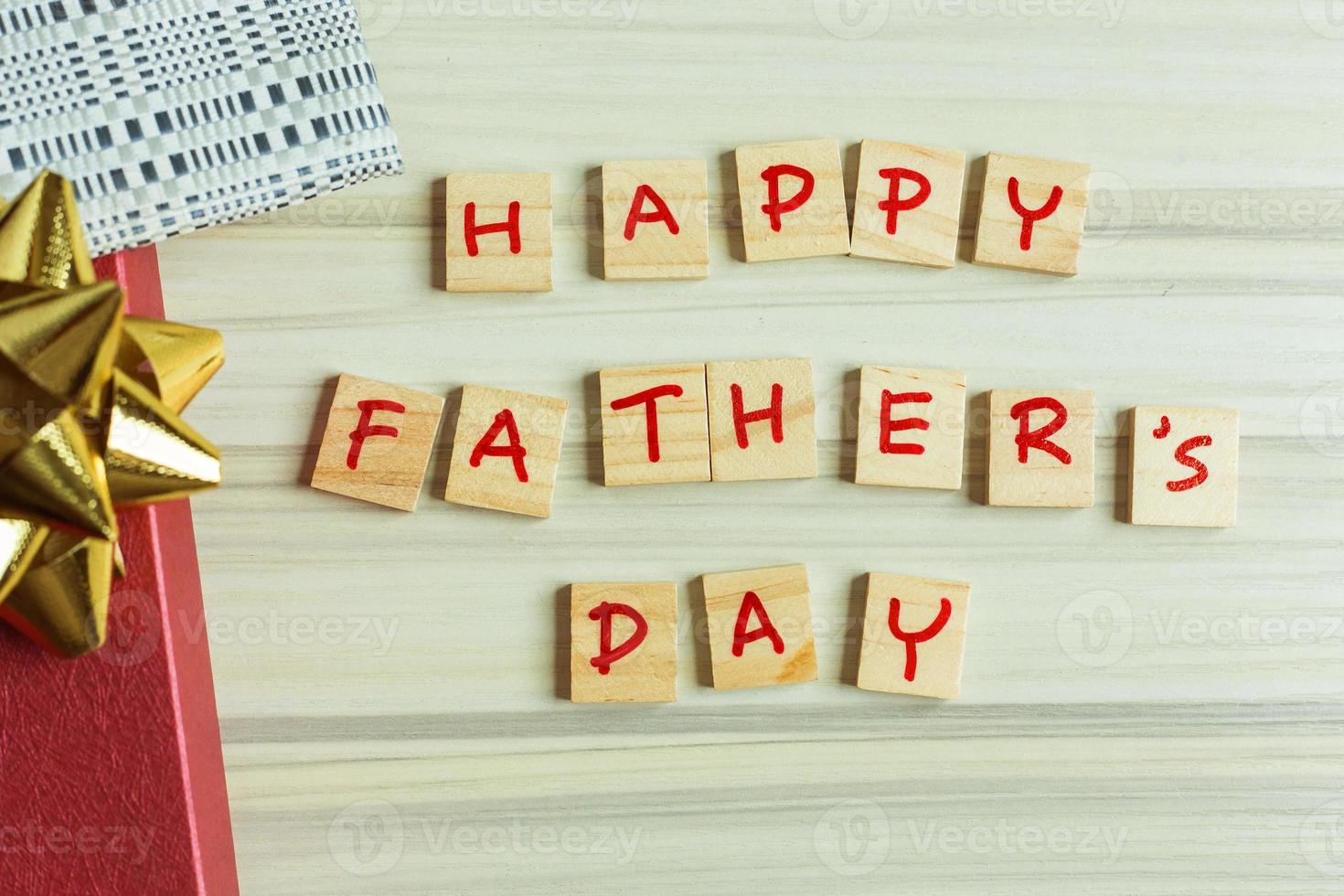 Alphabet auf kleiner Platte auf Holztisch für Vatertagsbild. foto