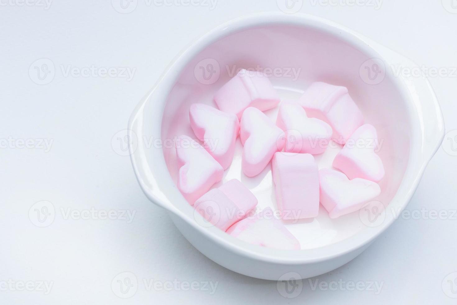 Weiße und rosafarbene Marshmallows Herzen klarer Bildhintergrund. foto