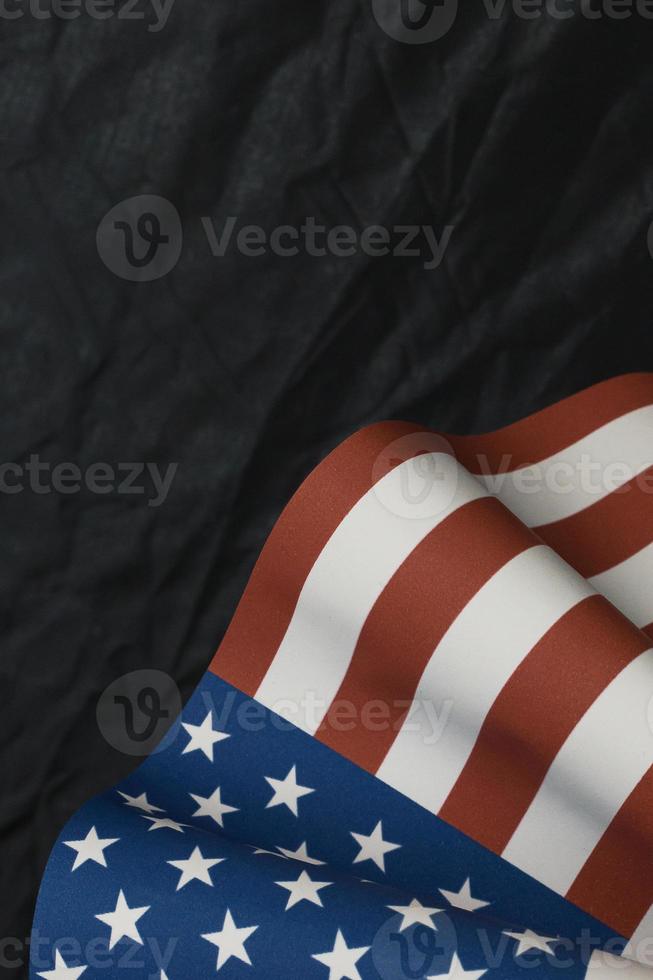 das veteranentageskonzept flagge der vereinigten staaten von amerika auf schwarzem hintergrund. foto