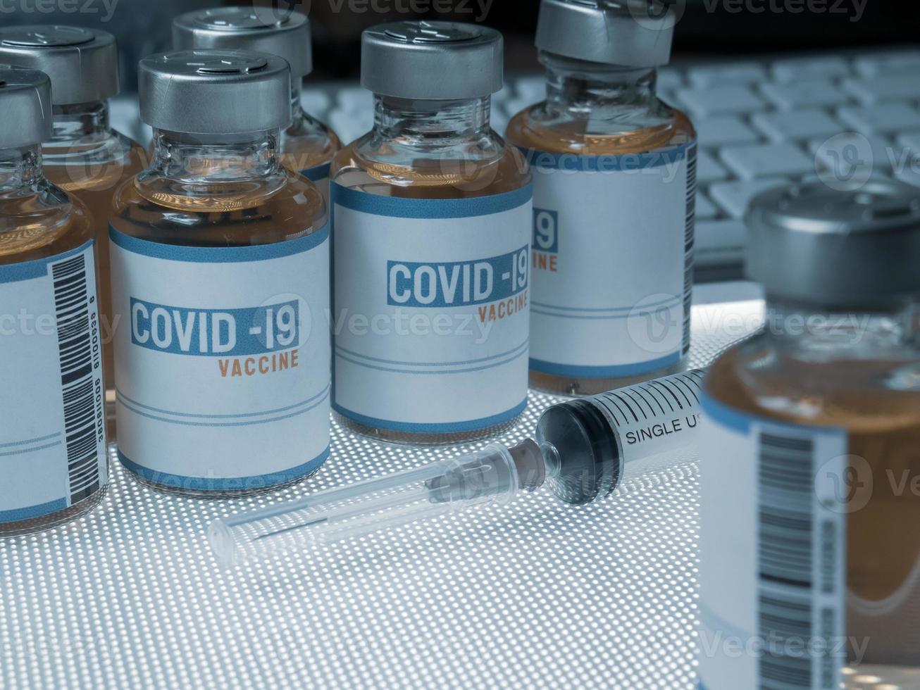 impfstoff covid 19 in flasche für medizinischen inhalt. foto
