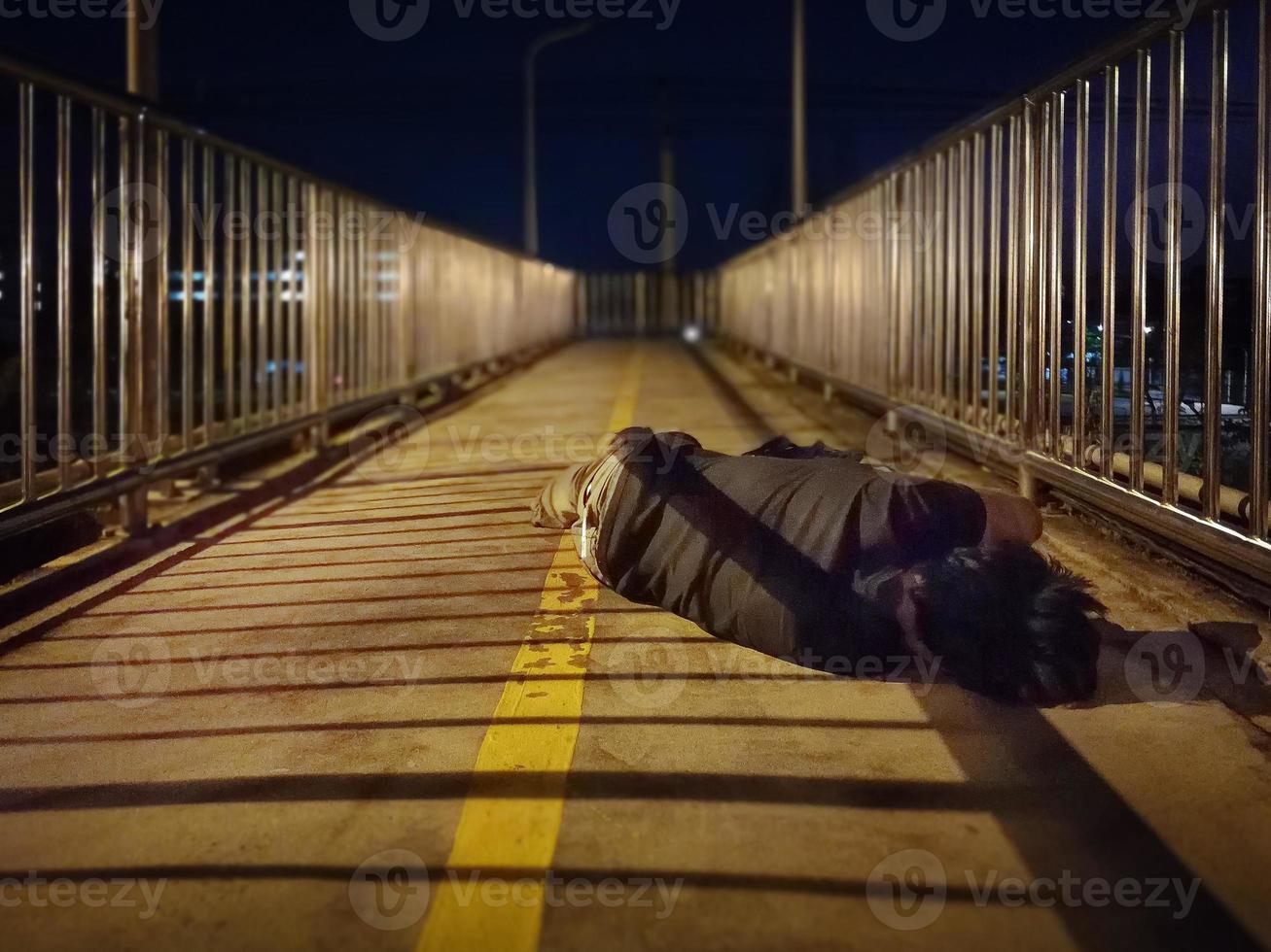 Obdachloser schlafen nachts auf der Überführungsbrücke. foto