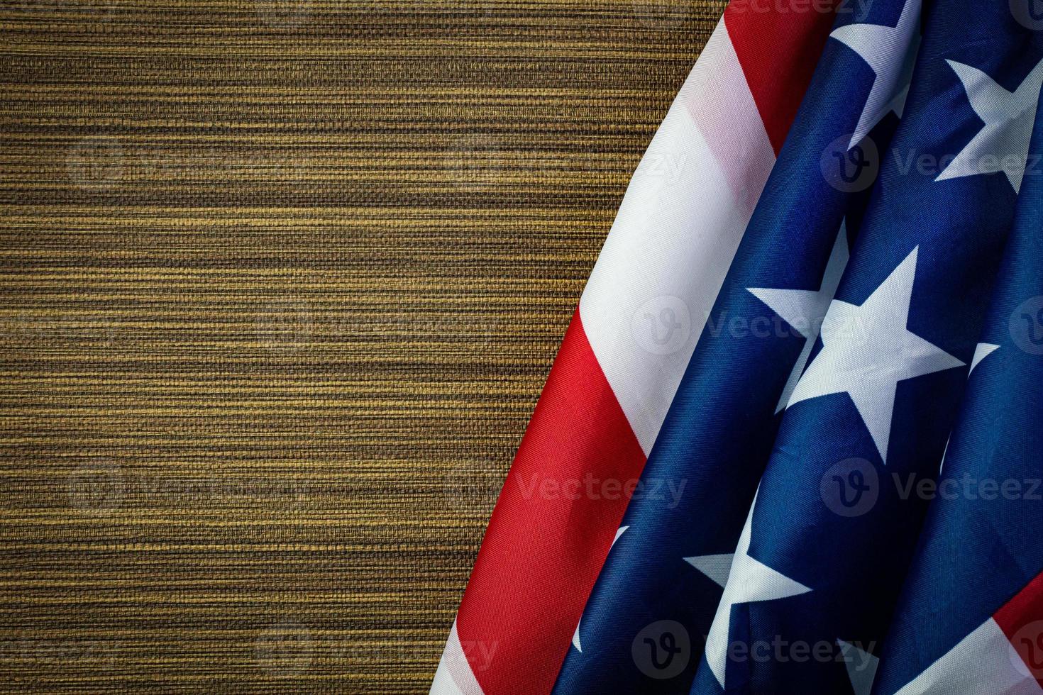 amerikanische flagge auf dem inhalt des holzunabhängigkeitstages. foto