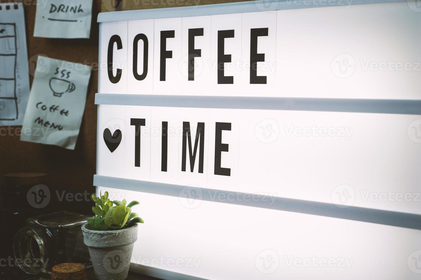 Vintage Röstkaffee auf Holztisch. foto