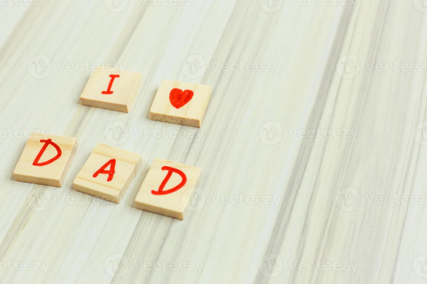 Alphabet auf kleiner Platte auf Holztisch für Vatertagsbild. foto