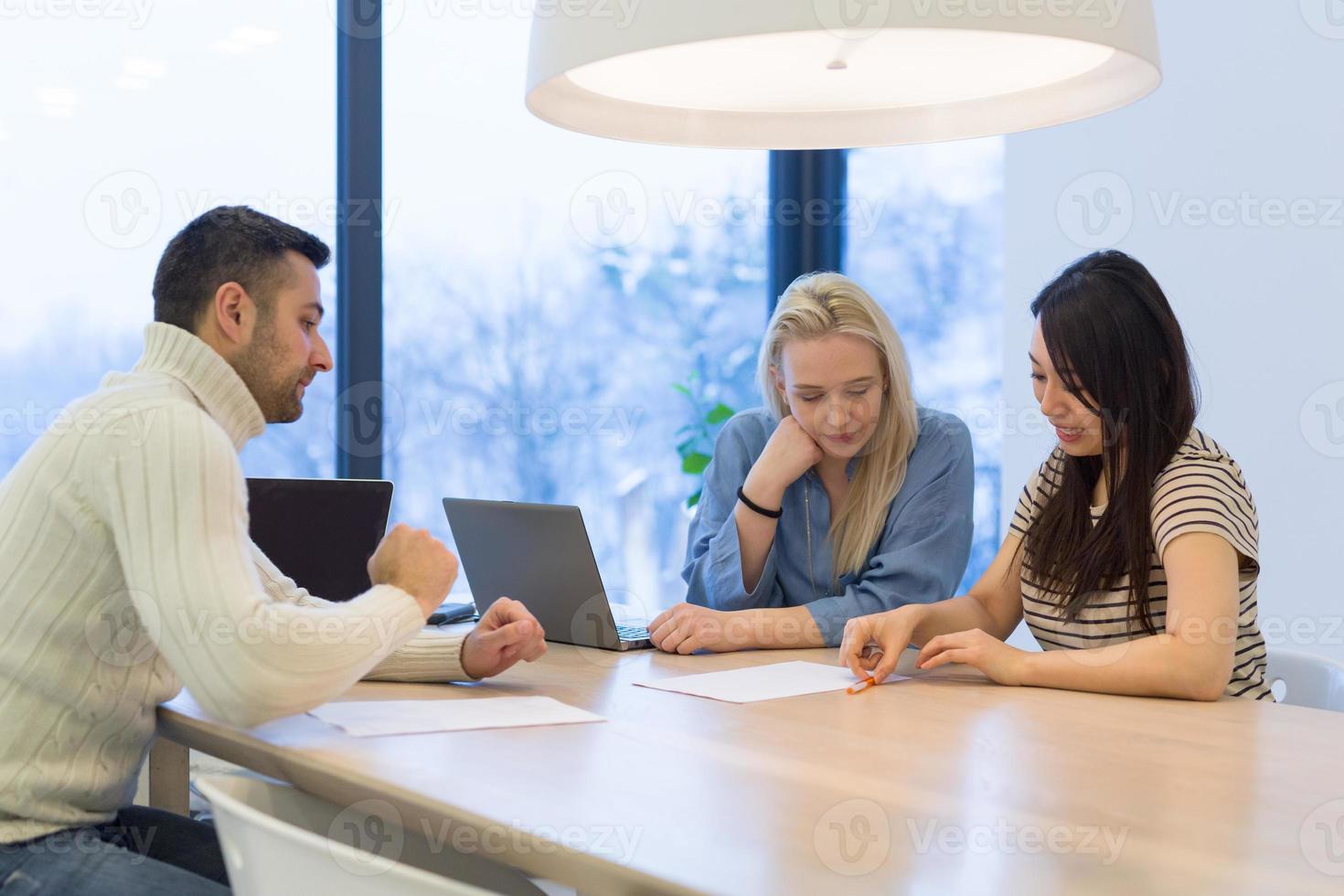 Startup-Business-Team bei einem Treffen in einem modernen Bürogebäude foto