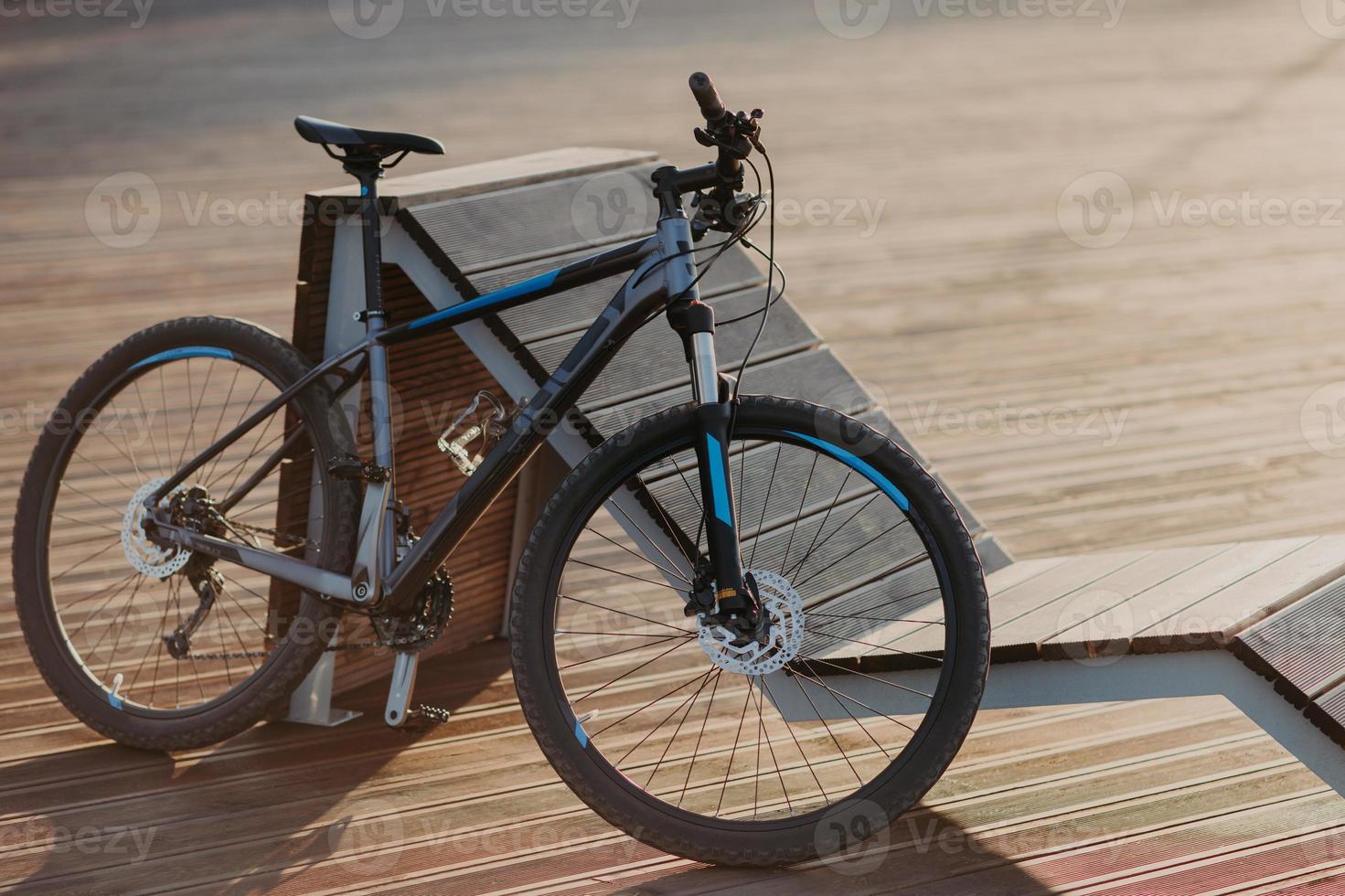 Sportfahrrad im Freien für Ihre Reisen und Abenteuer. Rennrad draußen ohne Menschen. radfahren und ökologisches verkehrskonzept. foto