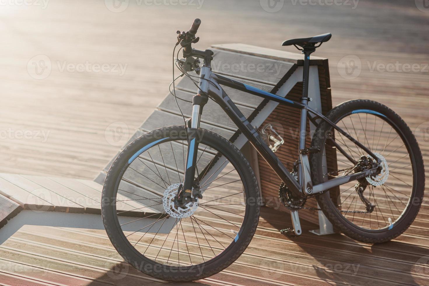 Sportfahrrad im Freien für Ihre Reisen und Abenteuer. Rennrad draußen ohne Menschen. radfahren und ökologisches verkehrskonzept. foto