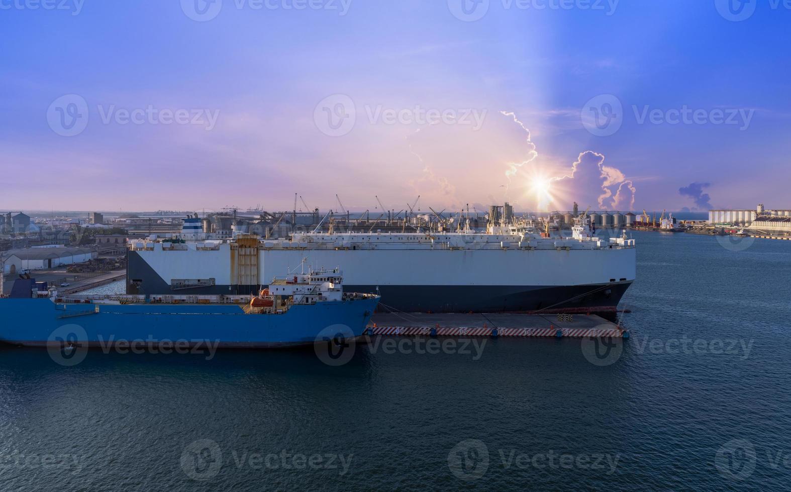 mexiko, panoramablick auf den hafen von veracruz mit containerschiffen, tankern und autotransportern foto