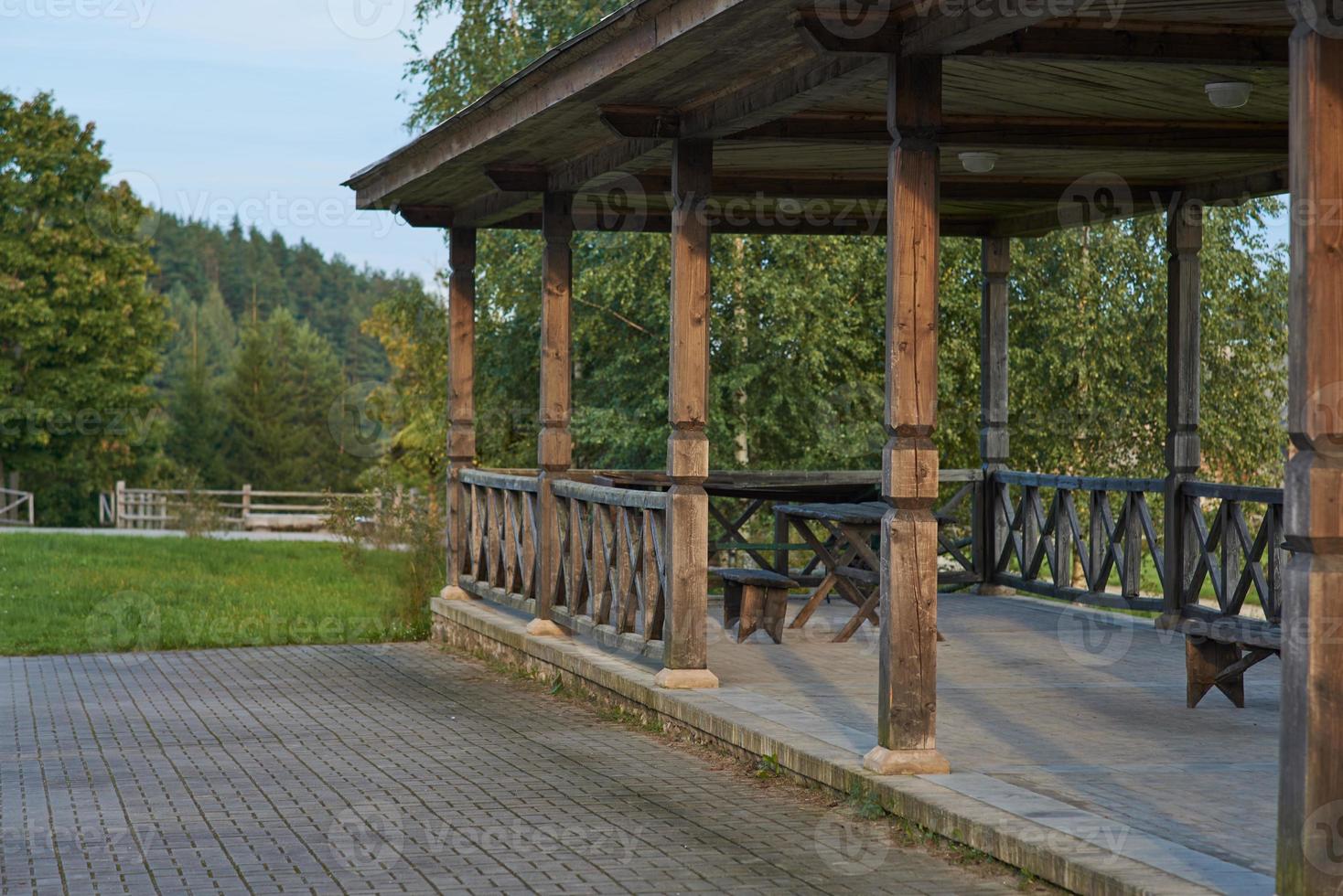 leeres Café Holzpavillon im Park. Verbot des Besuchs öffentlicher Orte wegen der Bedrohung durch das Coronavirus. foto