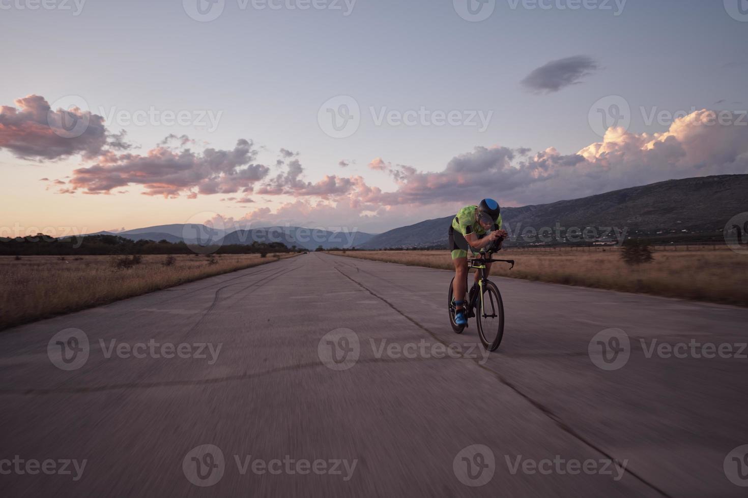 triathlonsportler, der fahrrad fährt foto