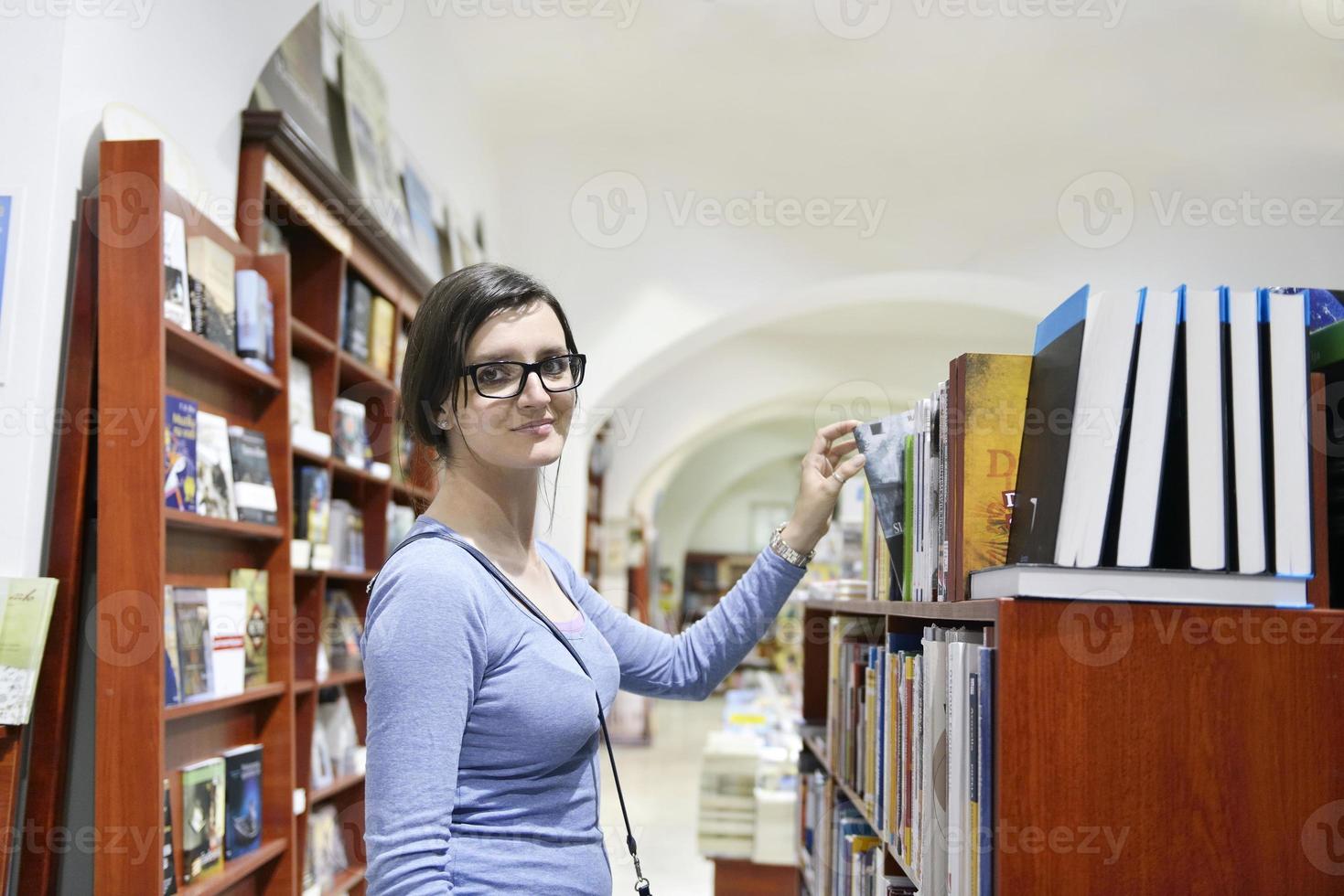 Frau in der Bibliothek foto