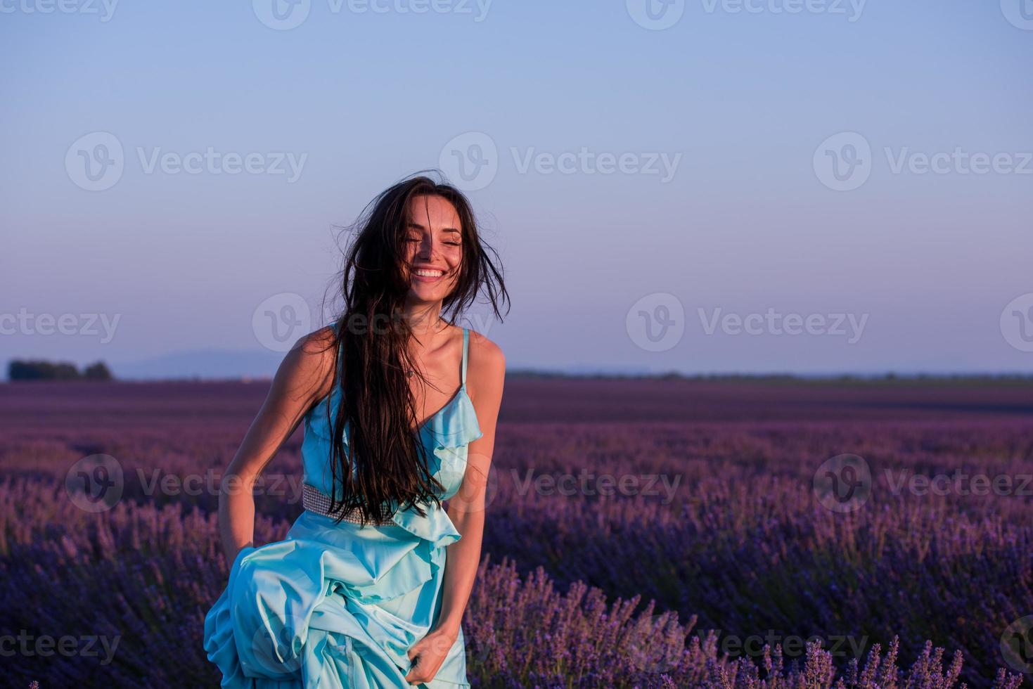 Frau auf dem Lavendelblumengebiet foto