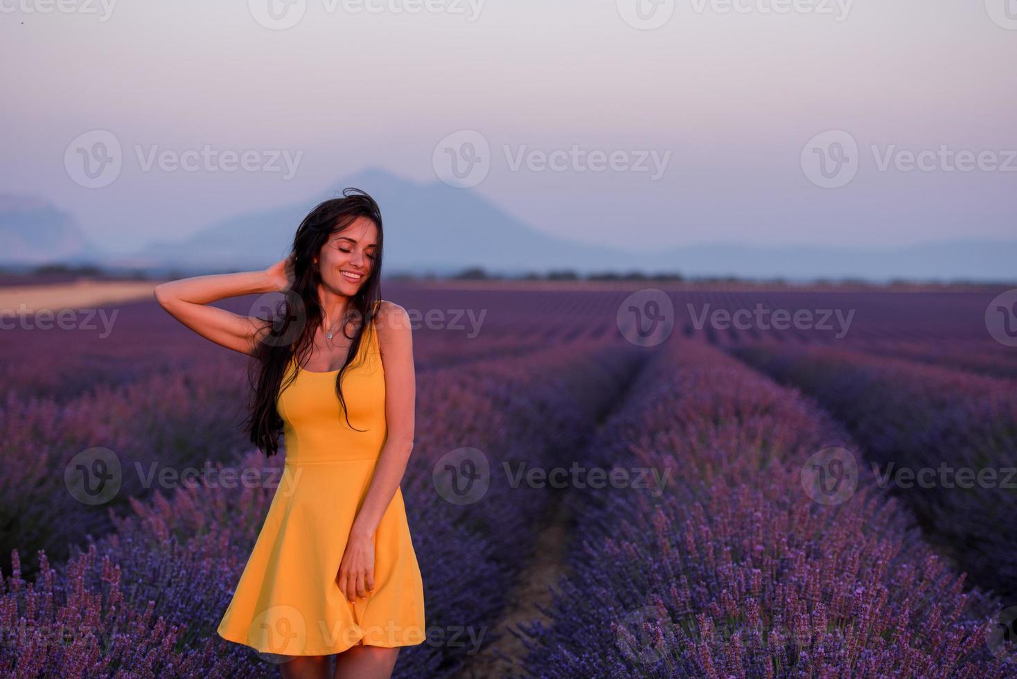 Frau im gelben Kleid im Lavendelfeld foto