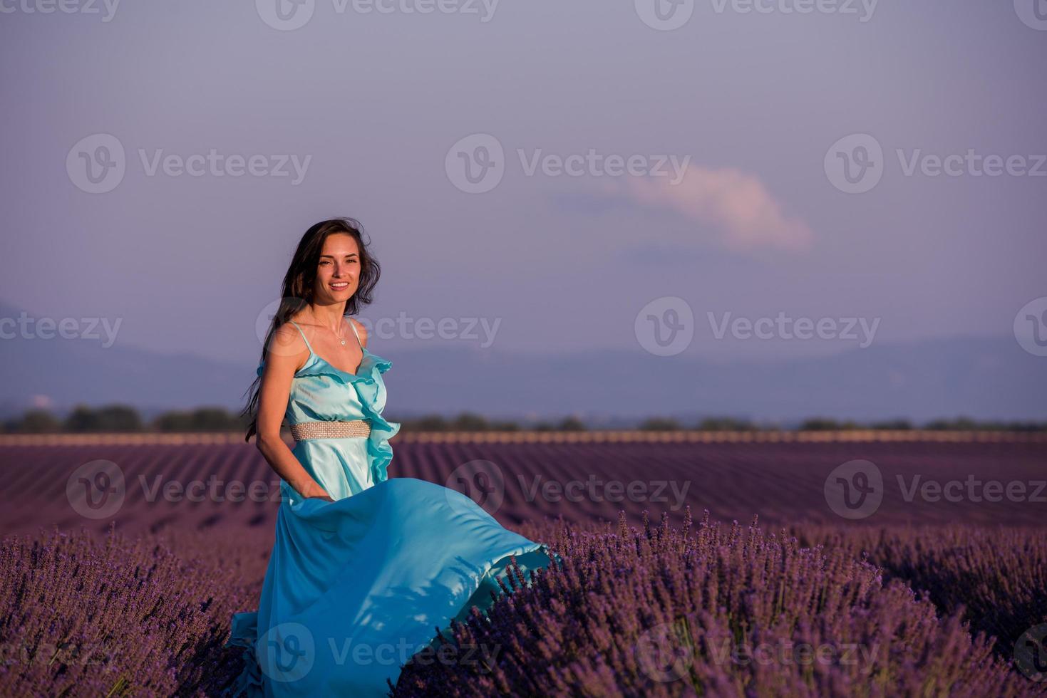 Frauenporträt auf dem Lavendelblumengebiet foto