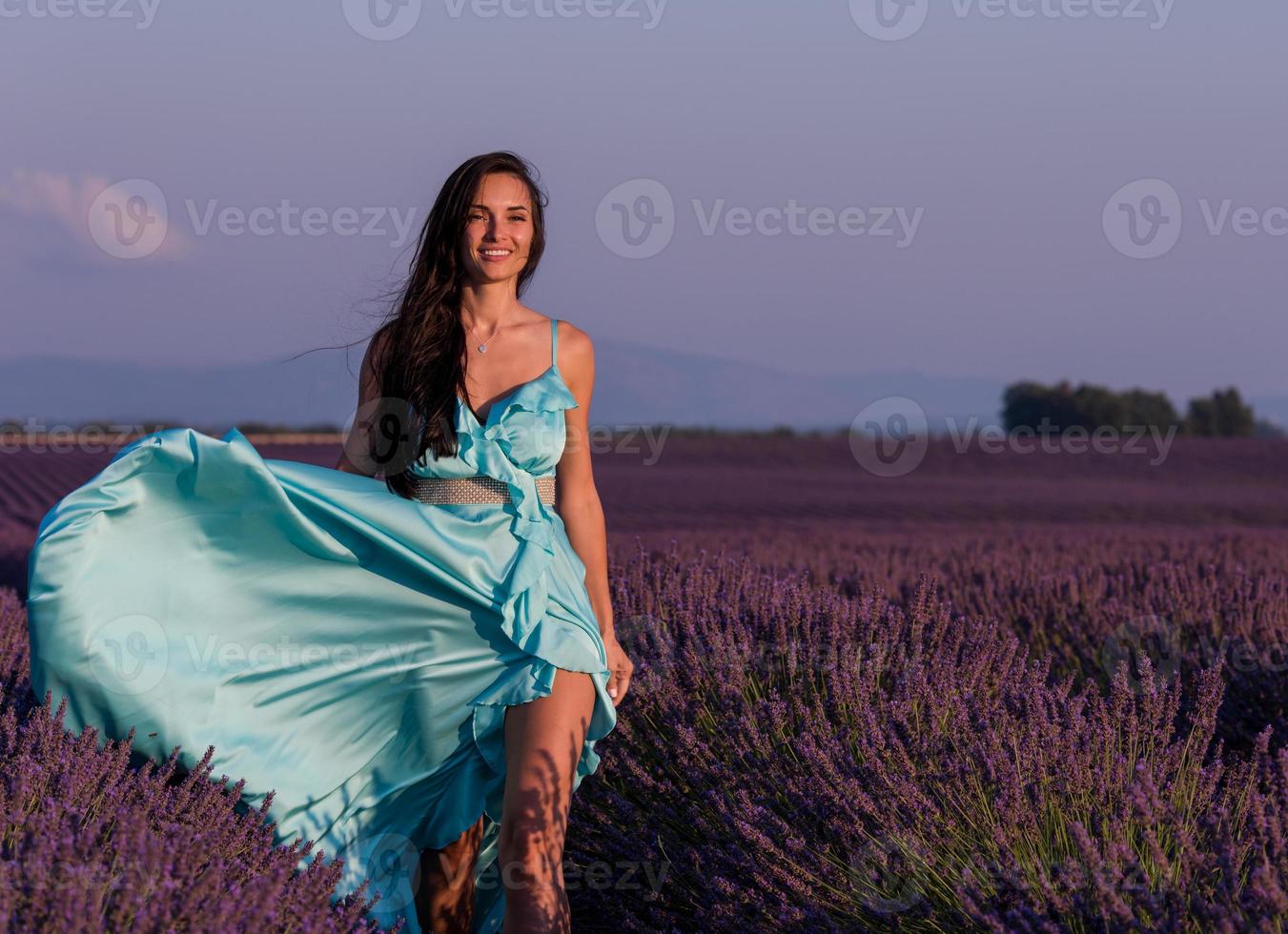 Frauenporträt auf dem Lavendelblumengebiet foto
