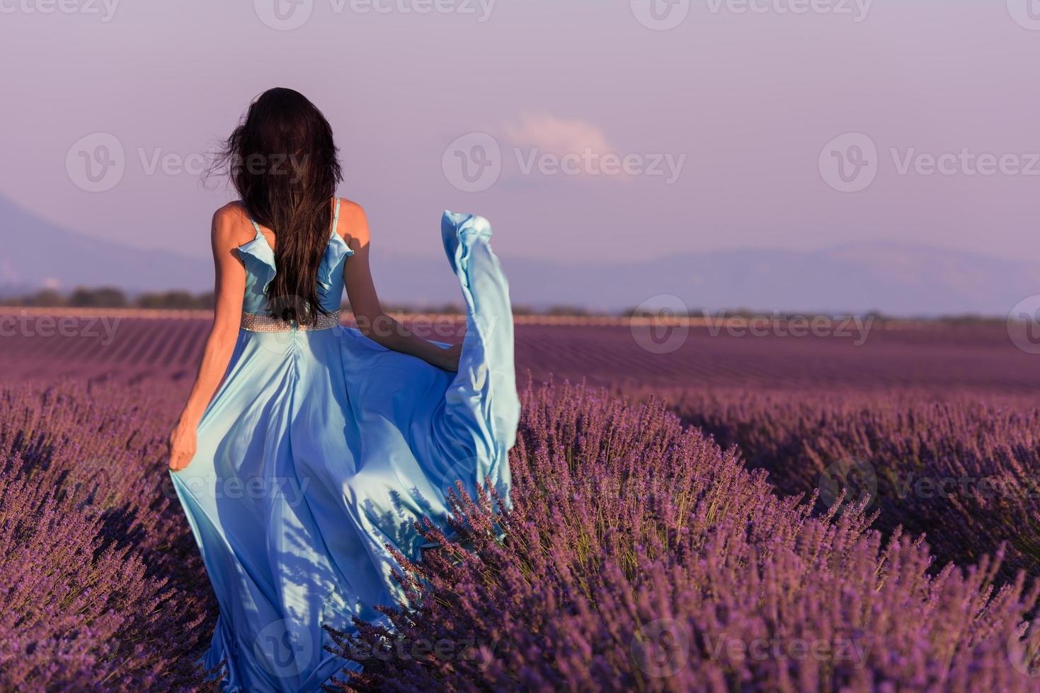 Frau auf dem Lavendelblumengebiet foto