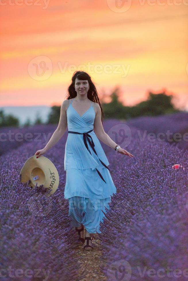 Frauenporträt im Lavendelblumenfeld foto