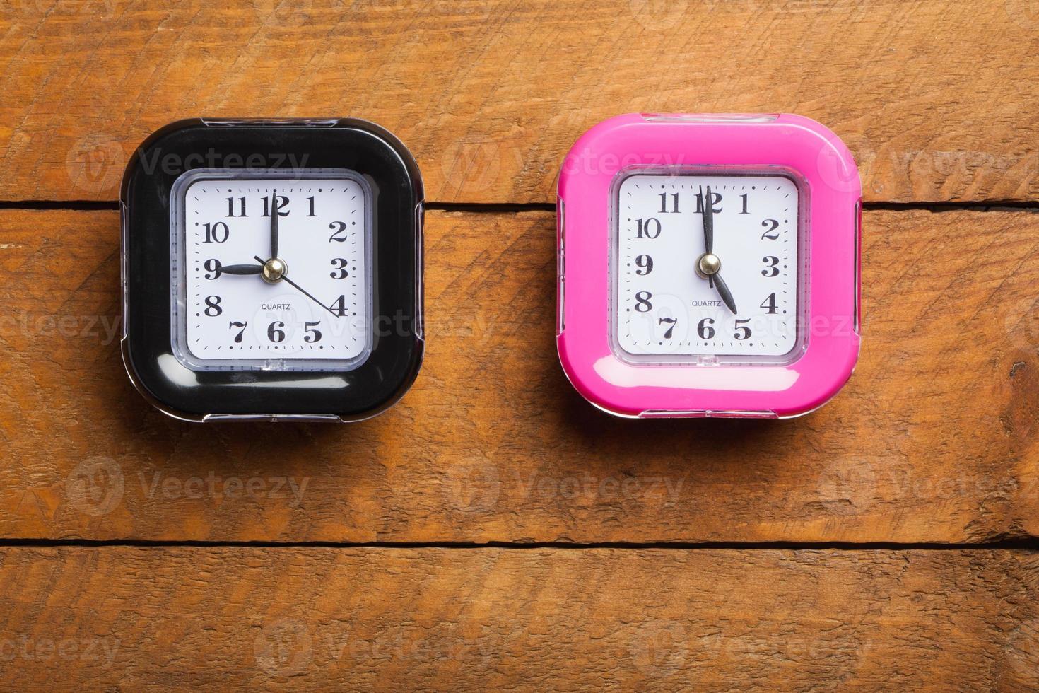 schwarz-rosa Uhr, neun bis fünf, Bürozeiten foto
