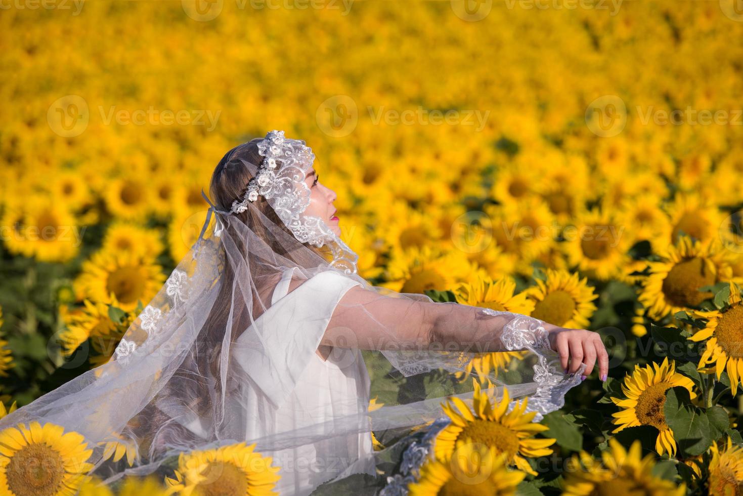 asiatische Frau am Sonnenblumenfeld foto