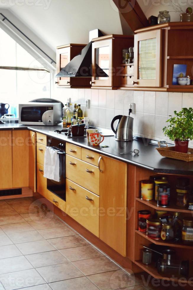 moderne kühle Küche mit Elektroherd und Holzdekoration foto