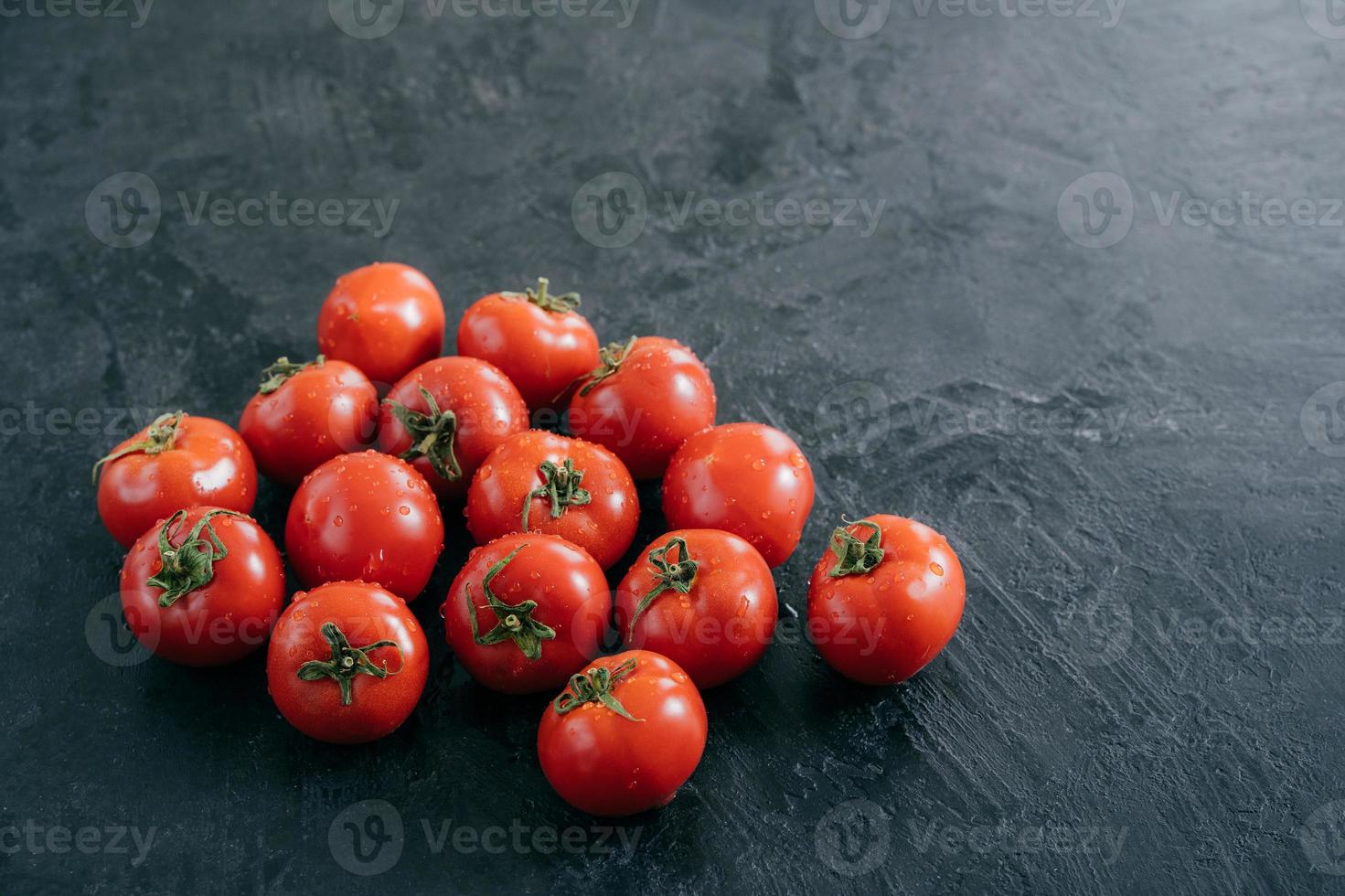 Schuss von frischen Tomaten mit Tropfen. heilraumgemüse. frisches Essen. Ernte. Platz kopieren. Bio-Tomaten. Ansicht von oben. Ernährungskonzept foto