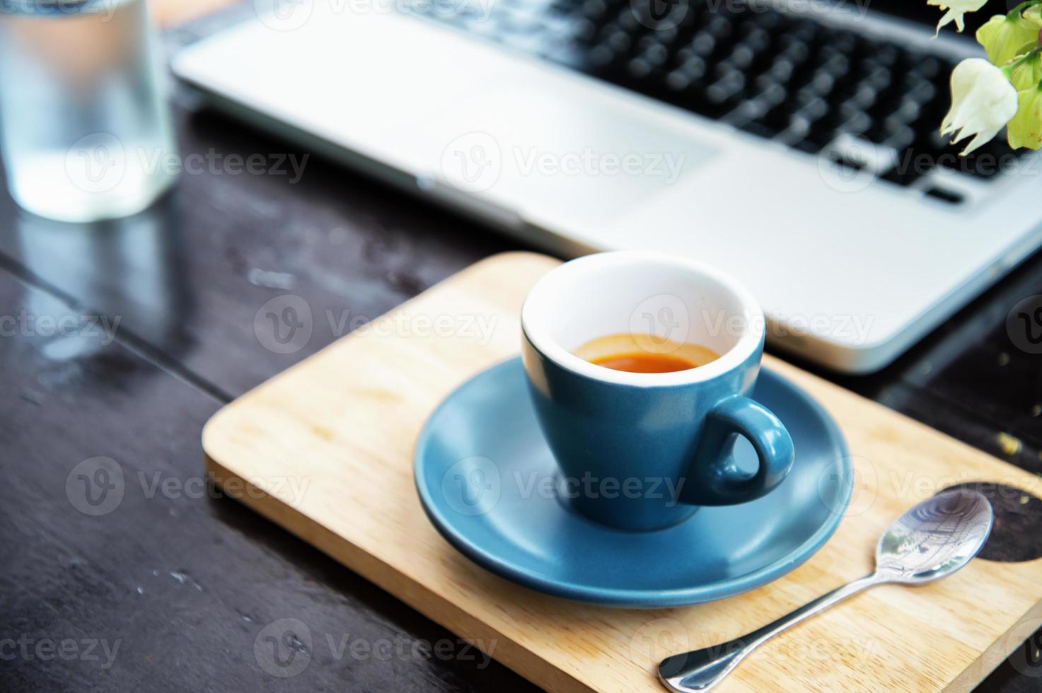 Arbeitszeit. heißer Kaffee, Espesso mit Laptop. Unternehmenskonzept foto
