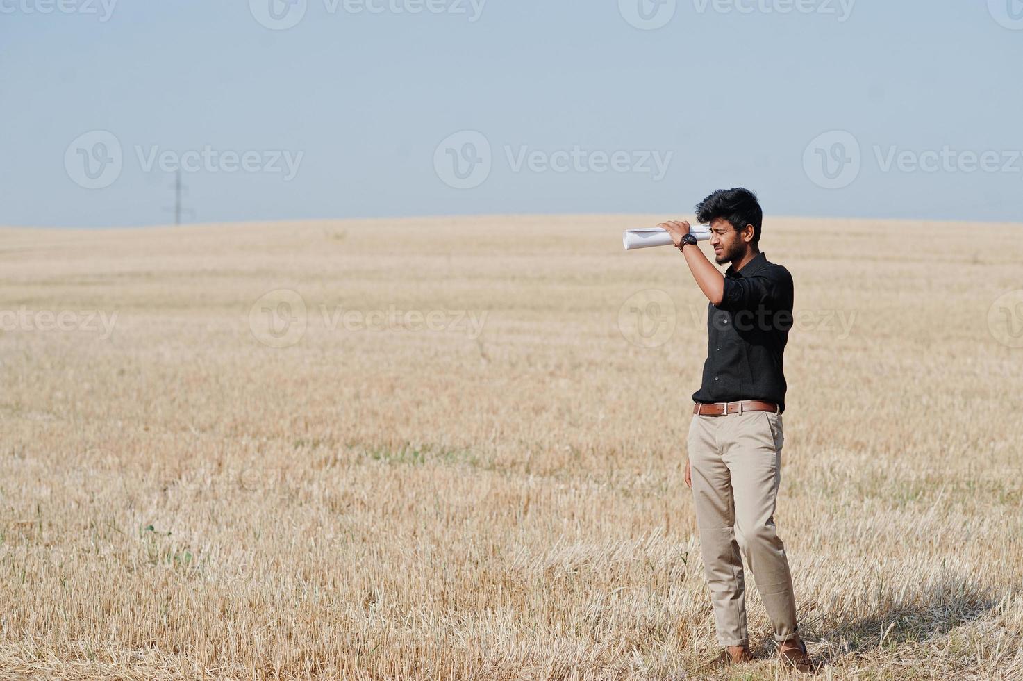 Südasiatischer agronomischer Bauer, der Weizenfeldbauernhof inspiziert. landwirtschaftliches Produktionskonzept. foto