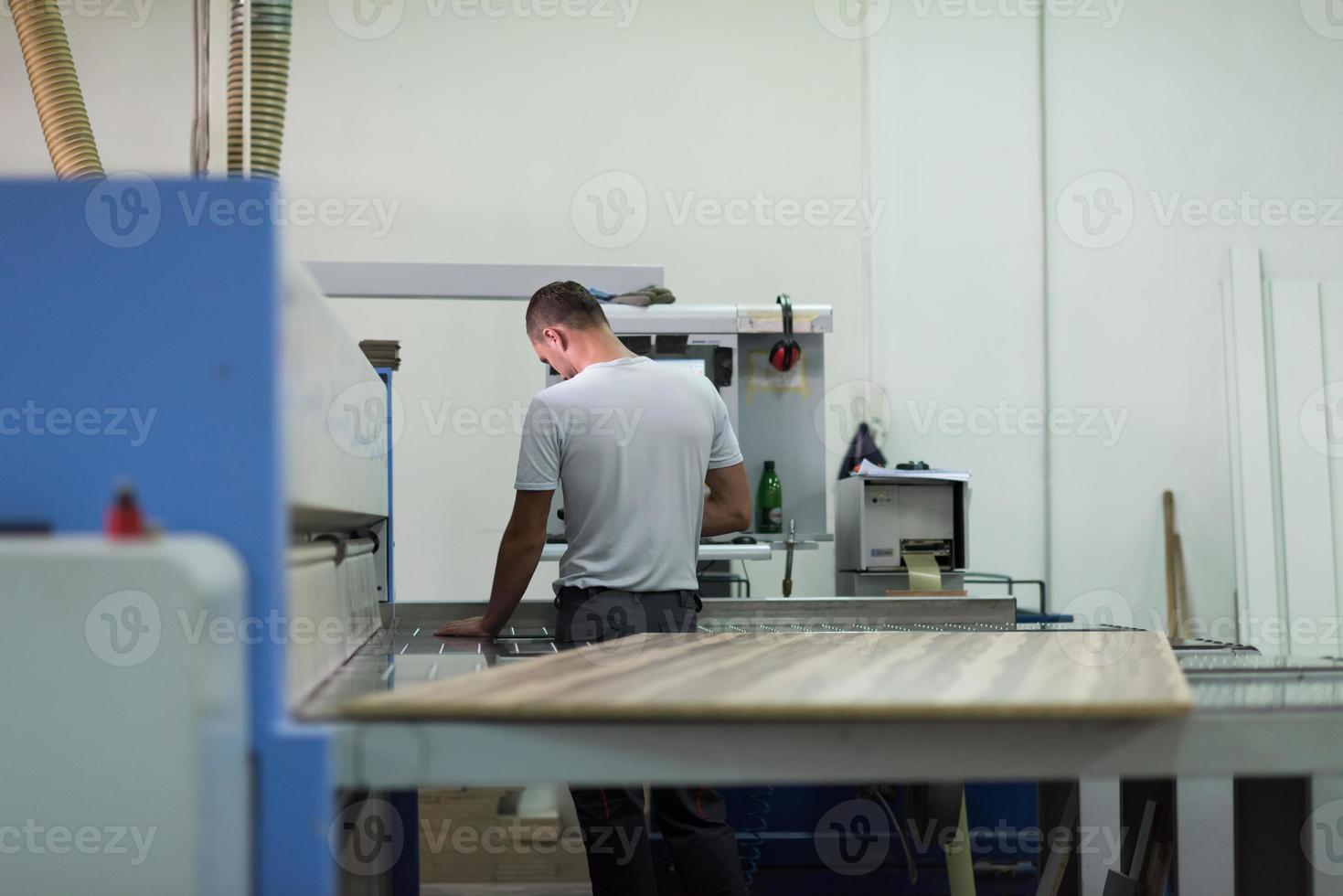 Arbeiter in einer Holzmöbelfabrik foto