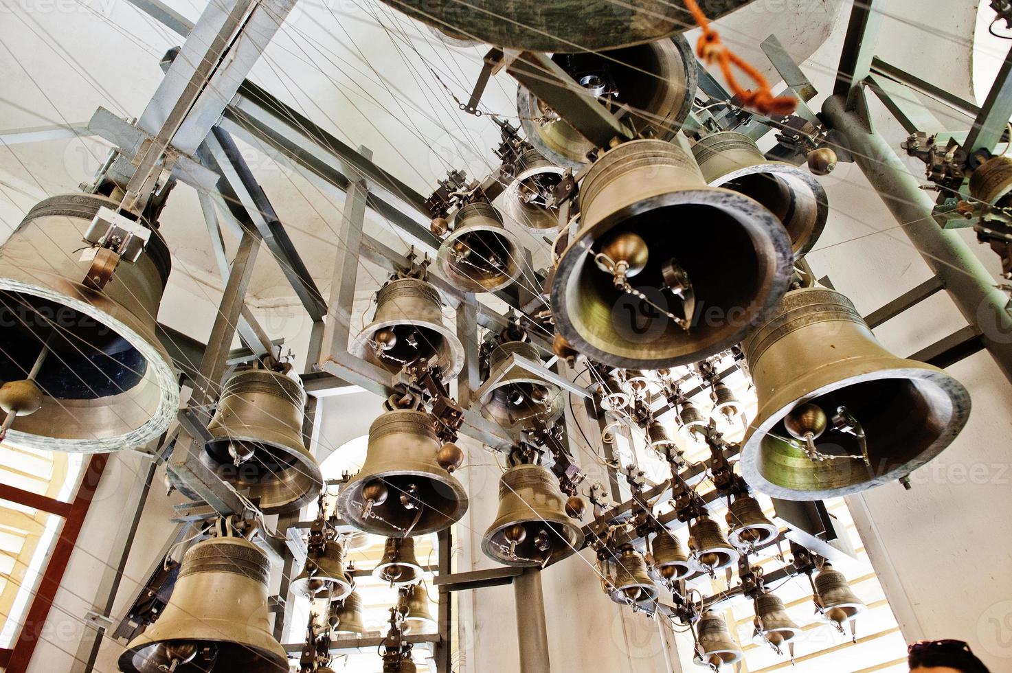 Nahaufnahme der orthodoxen Kirchenglocken aus Metall im Turm. foto