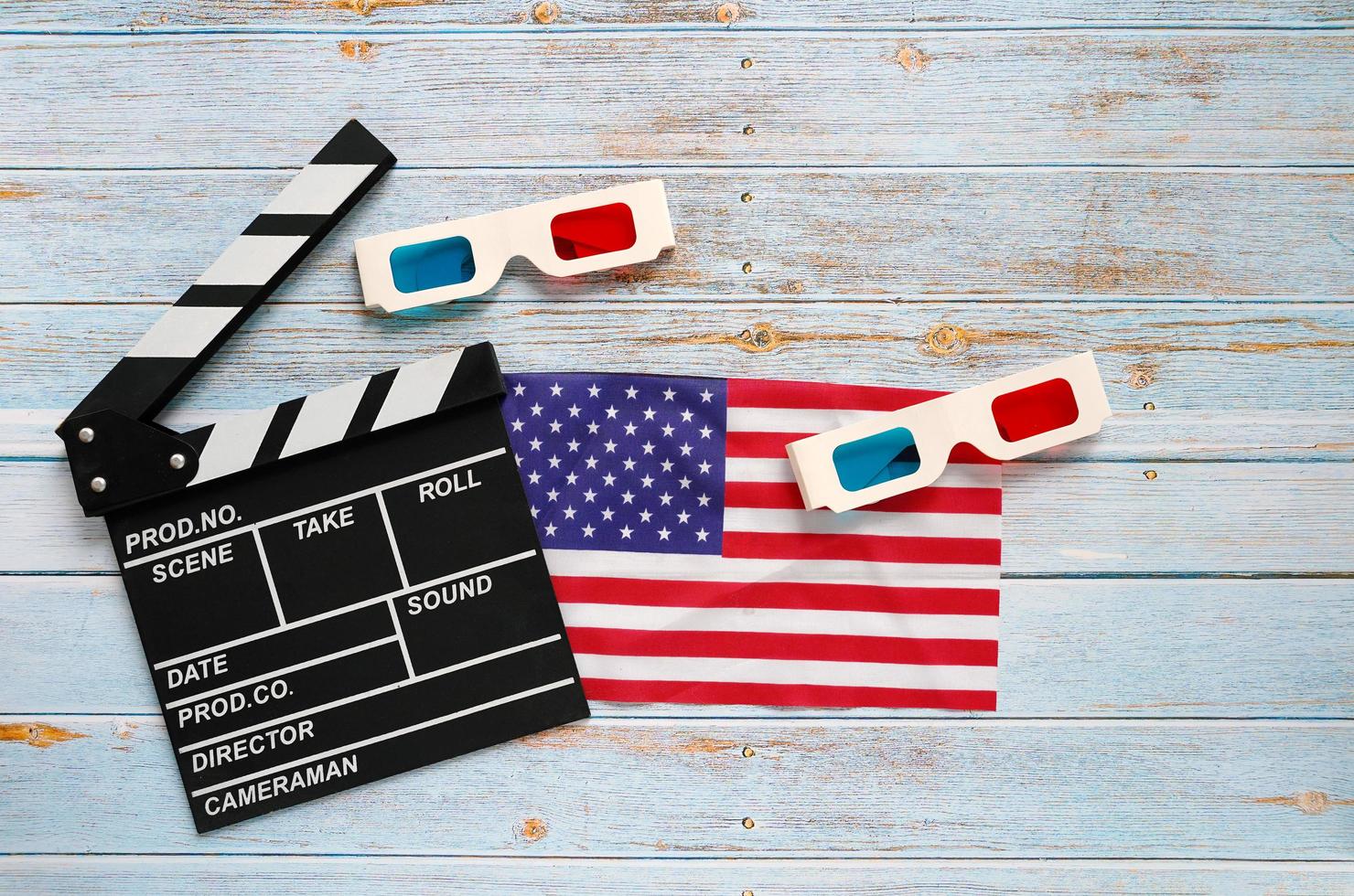 flache lage von clapperboard und 3d-brille mit usa-flagge auf hölzernem hintergrund mit kopienraum, glücklicher unabhängigkeitstag foto