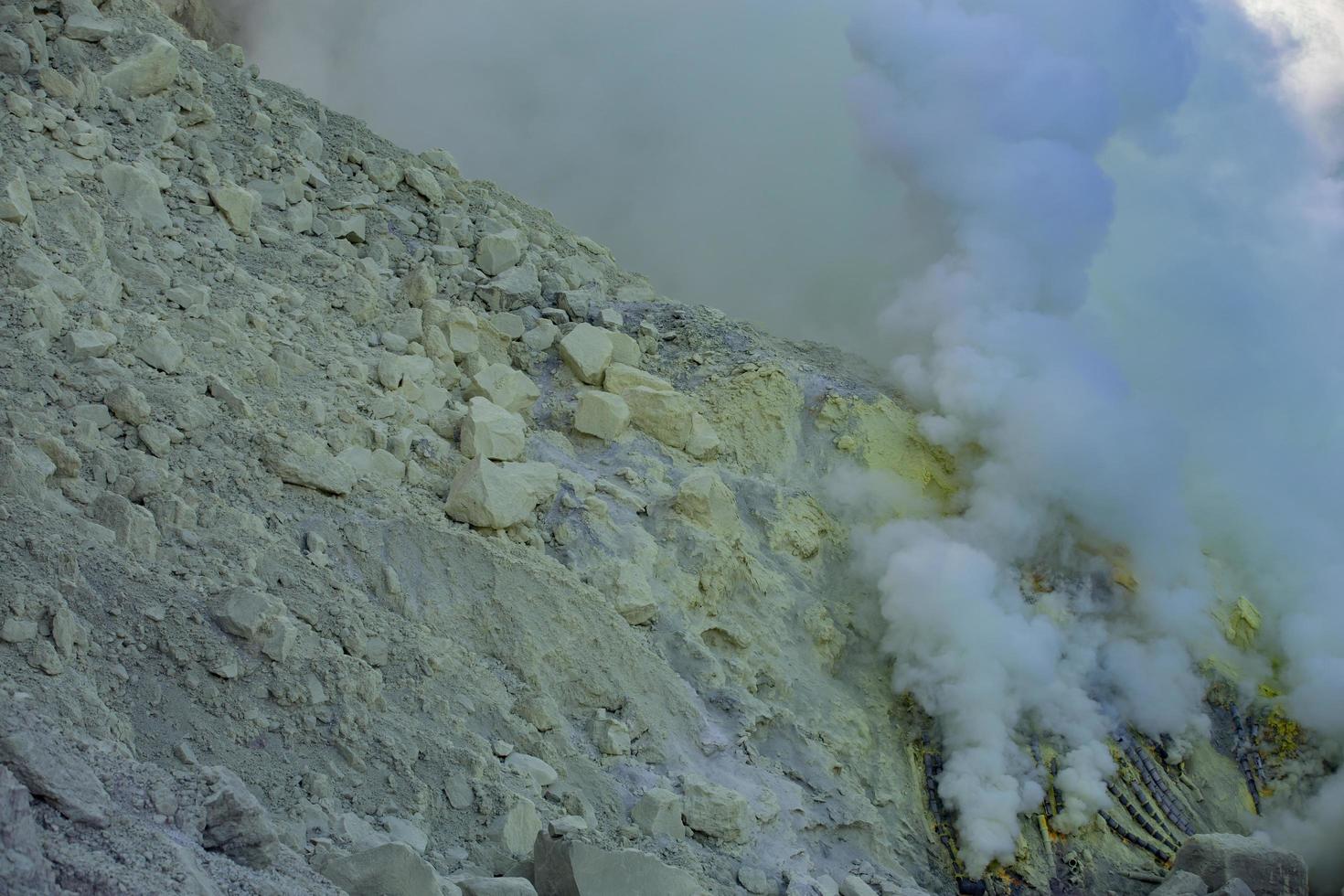 Schwefeldämpfe aus dem Krater des Vulkans Kawah Ijen, Indonesien foto