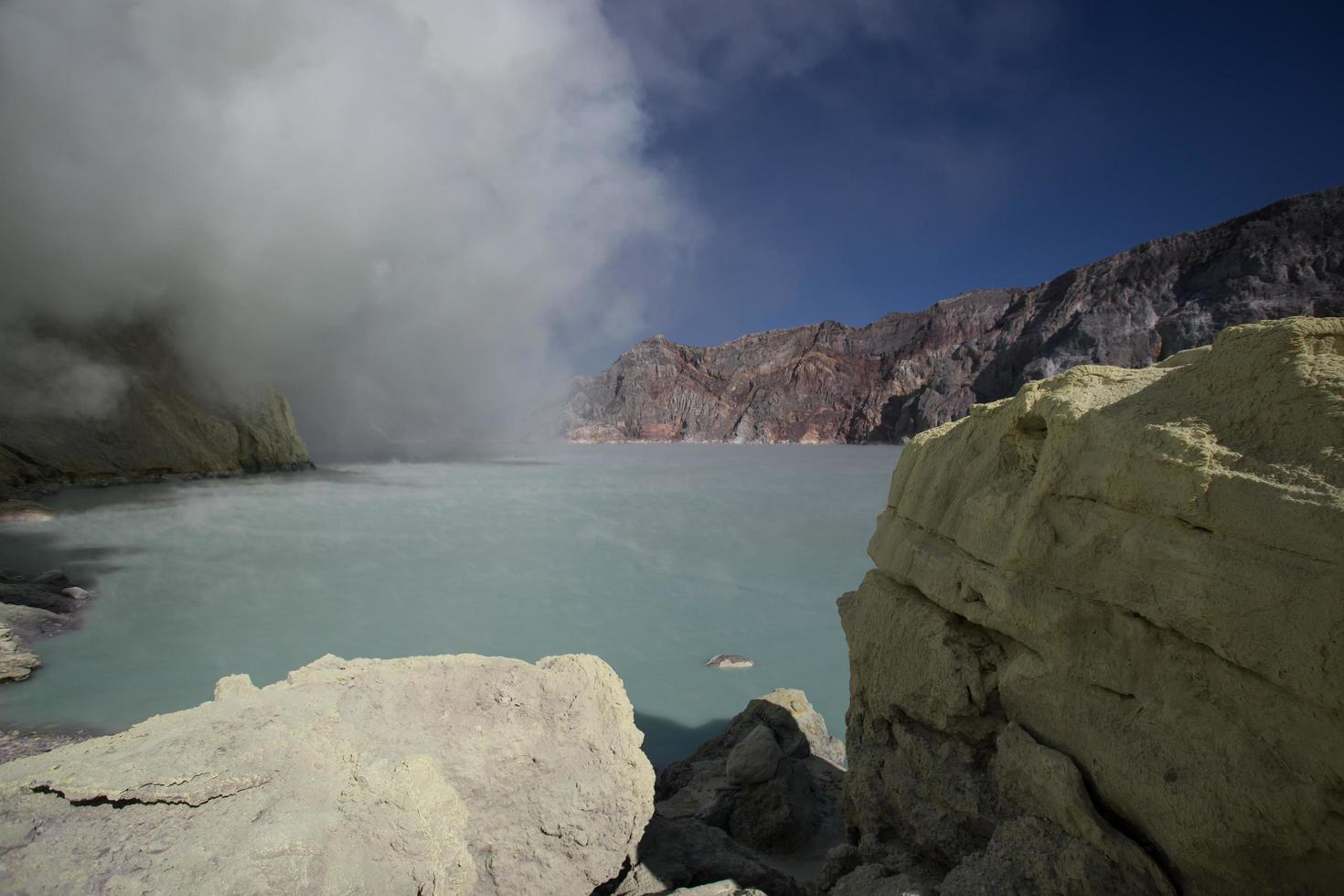 Schwefelmine im Krater des Vulkans Ijen, Ost-Java, Indonesien foto