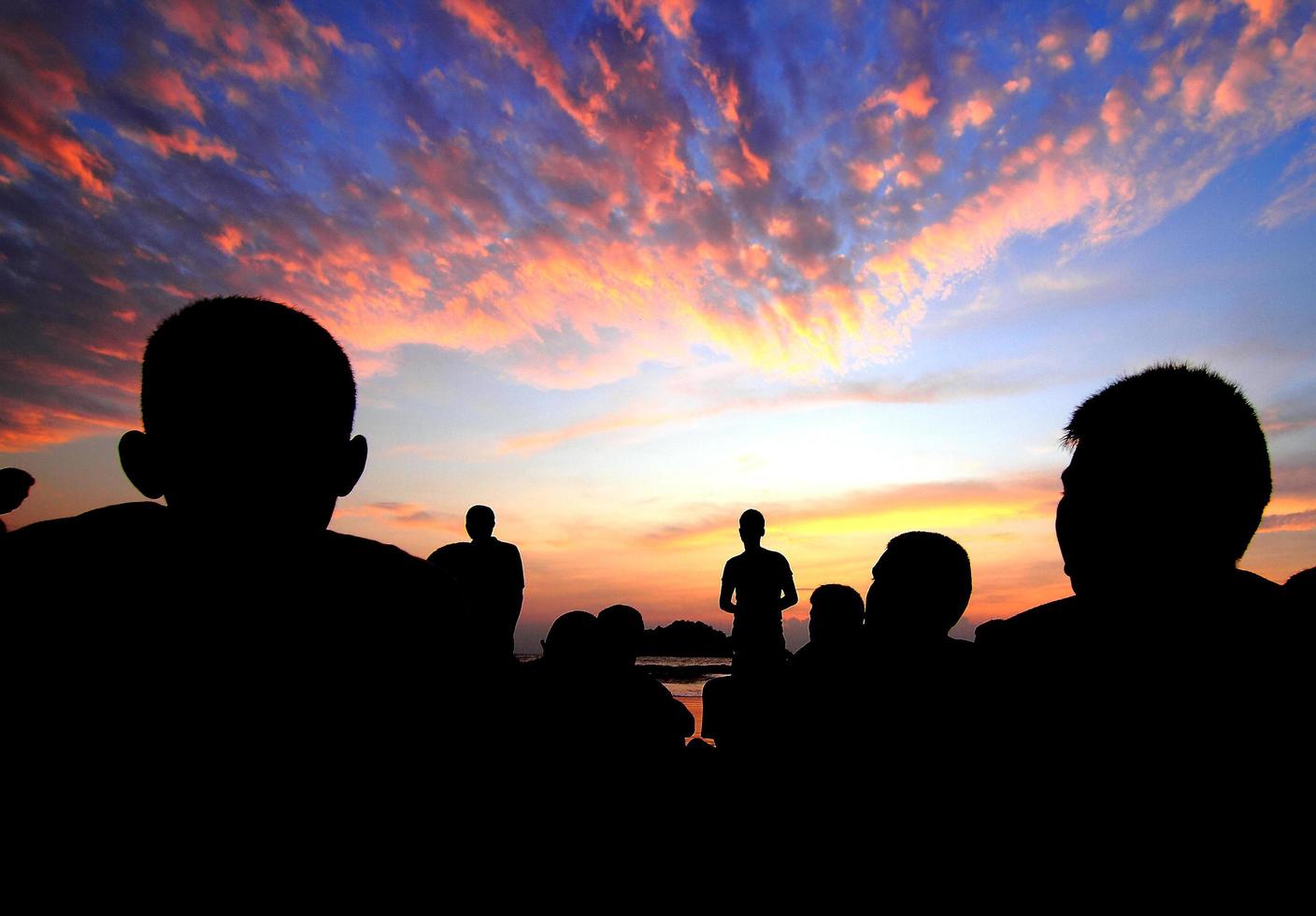 Silhouetten-Meeting-Team. Sonnenuntergang Wasser foto