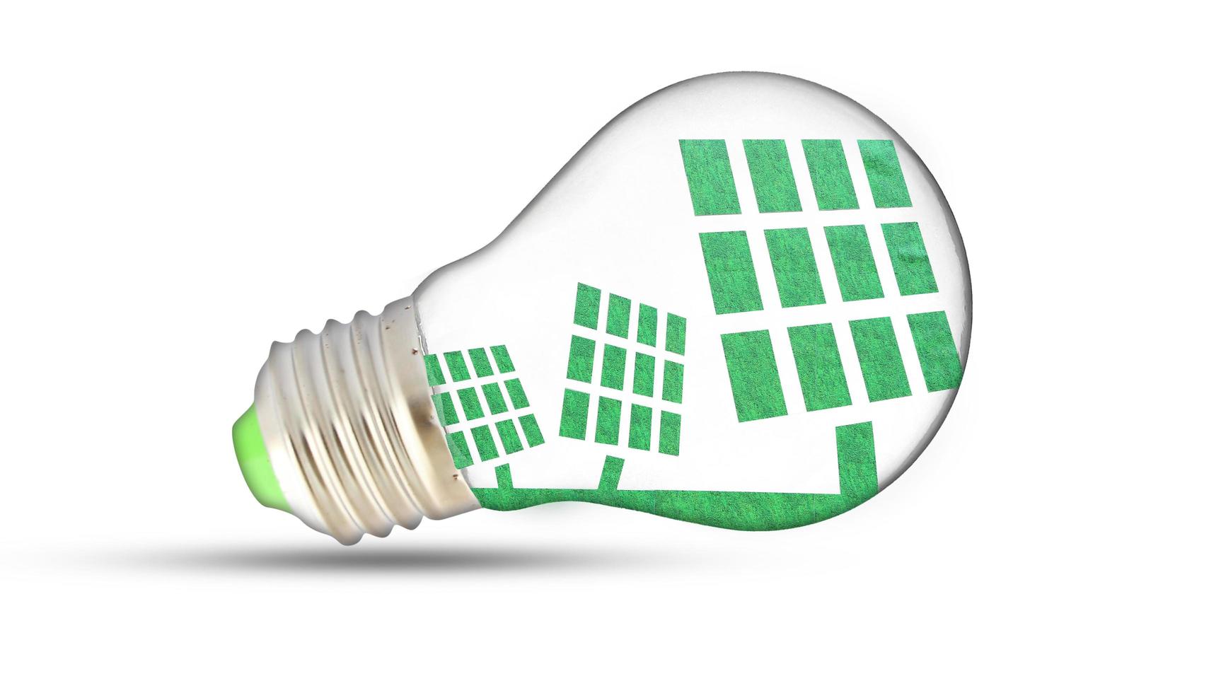 Solarzellen auf grüner Pflanze in Glühbirne foto