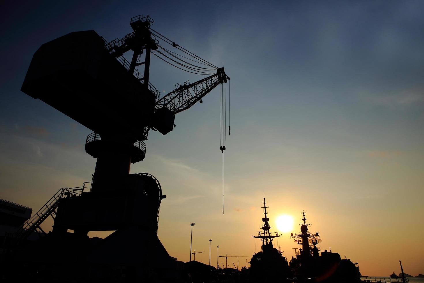 Kräne im Hafen bei Sonnenuntergang foto