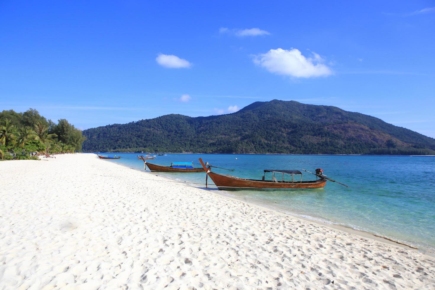 Traditionelles thailändisches Longtail-Boot am Strand foto