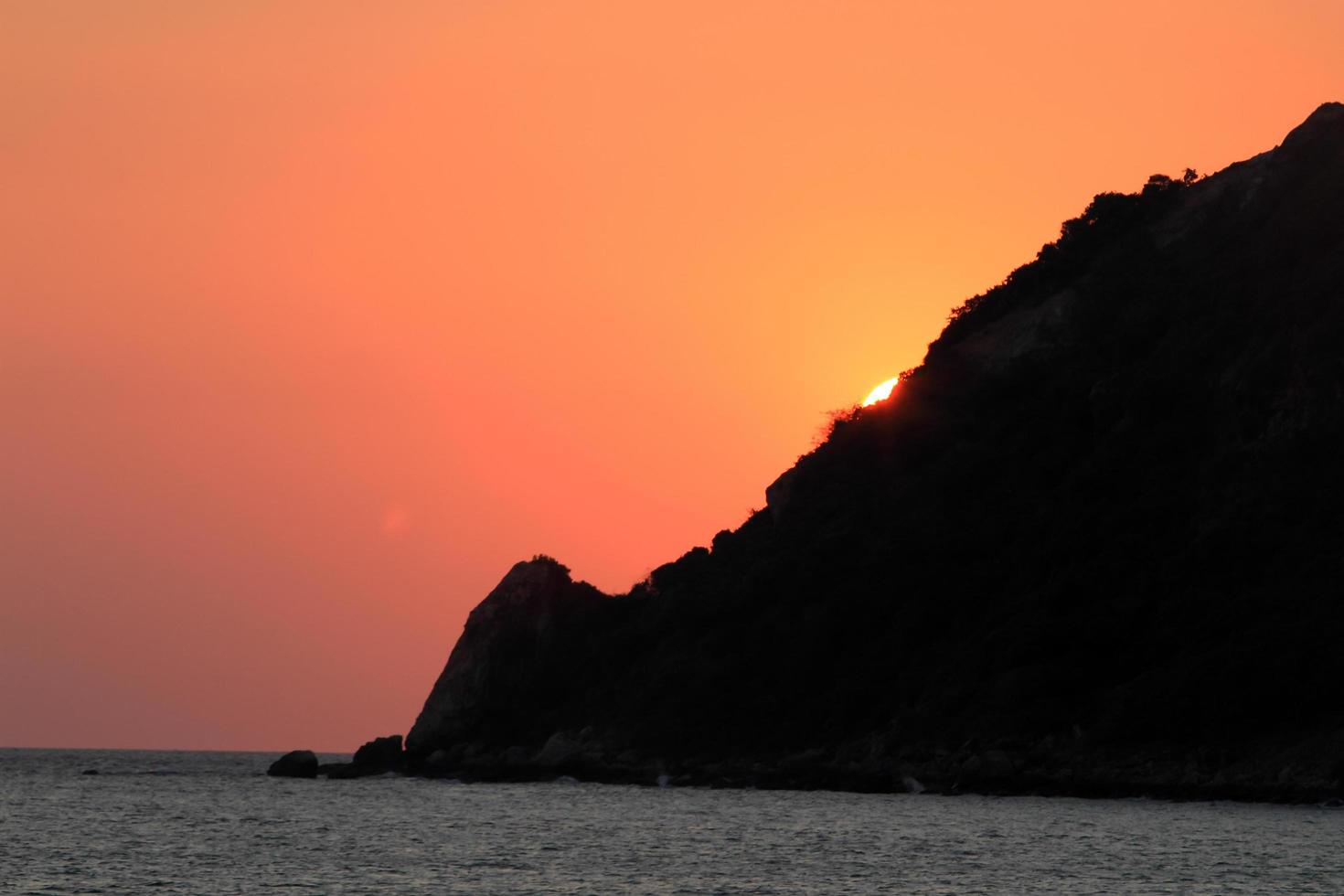 Ozeansonnenuntergang mit gelbem Schein foto