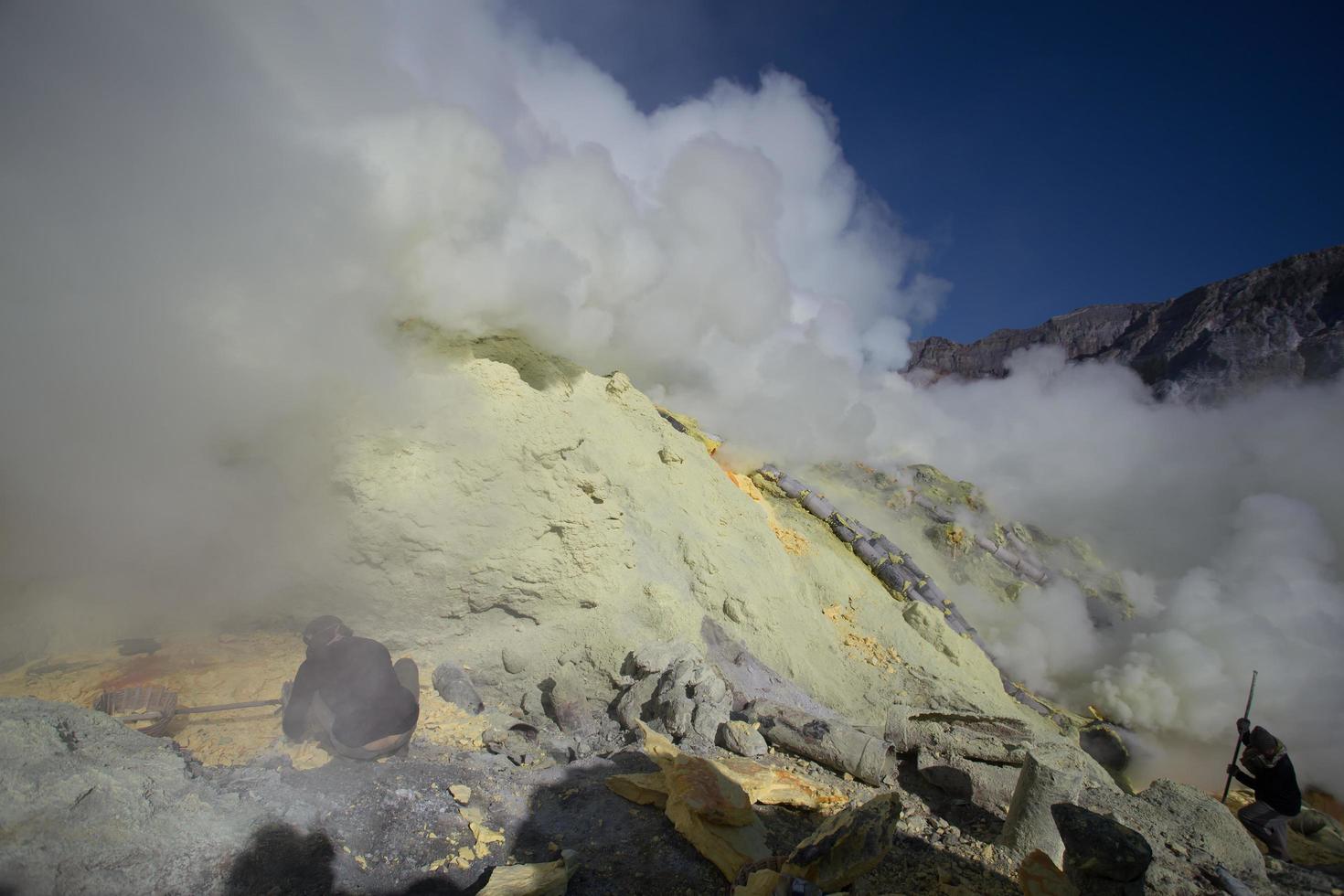 Schwefelmine im Krater des Vulkans Ijen, Ost-Java, Indonesien foto