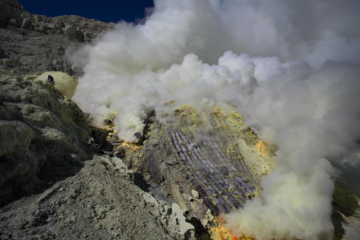 Schwefelmine im Krater des Vulkans Ijen, Ost-Java, Indonesien foto