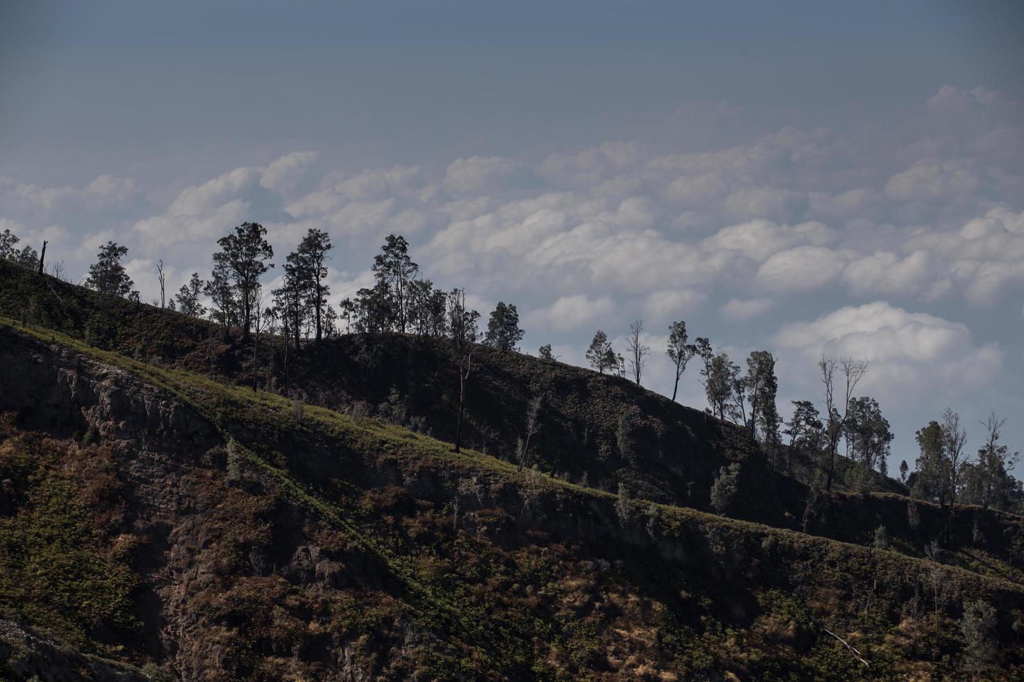 blick vom tropischen wald mit pfad zum vulkan kawah ijen, ost java, indonesa foto