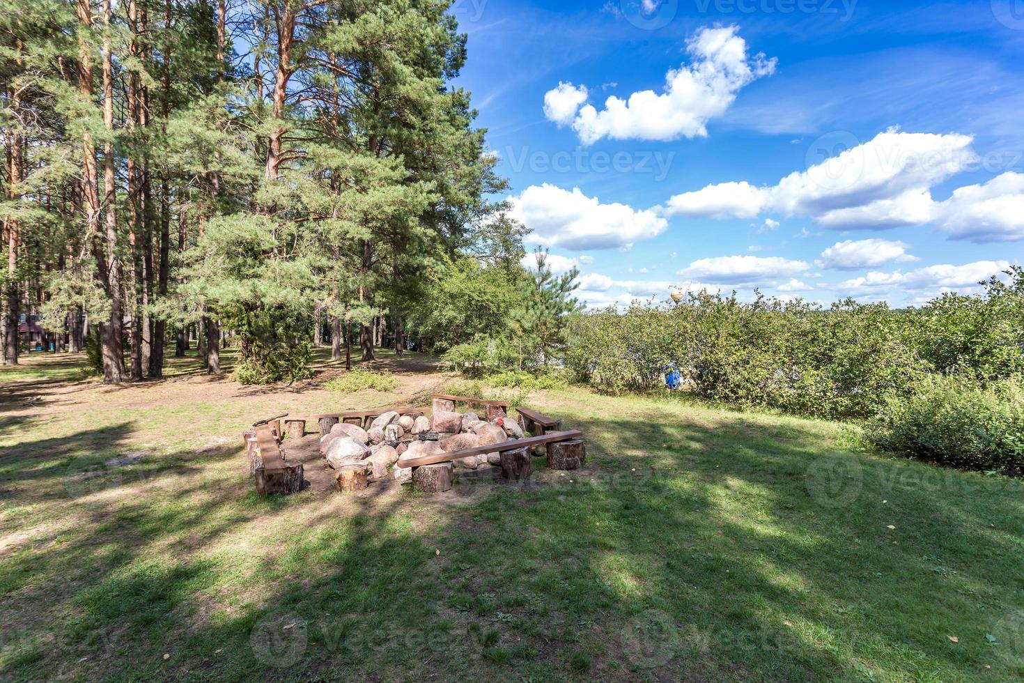 hölzerne Campinglauben mit allem Komfort in einem Kiefernwald foto