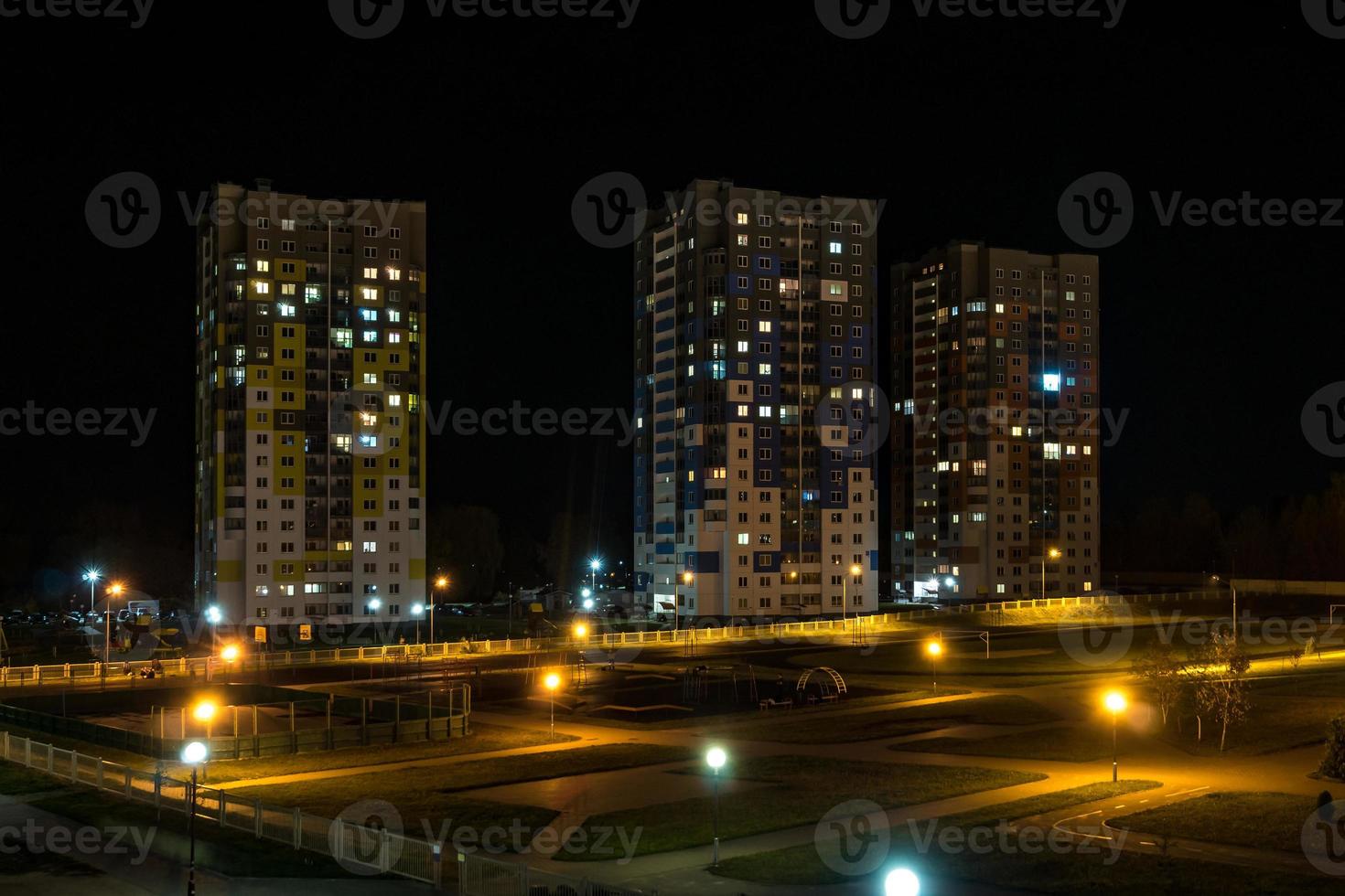 Nachtpanorama des Lichts in den Fenstern eines mehrstöckigen Gebäudes. Leben in einer Großstadt foto