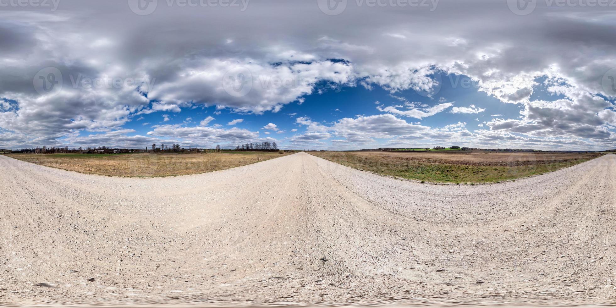 Vollständiges, nahtloses sphärisches HDR-Panorama 360-Grad-Winkelansicht auf weißer Sandkiesstraße zwischen Feldern am Frühlingstag mit fantastischen Wolken in gleichrechteckiger Projektion, bereit für vr-Virtual-Reality-Inhalte foto