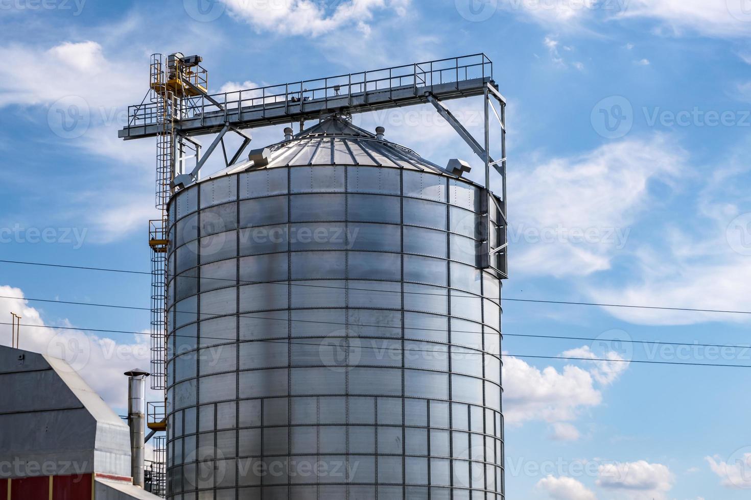 moderner Getreideaufzug. Silbersilos auf Agro-Verarbeitungs- und Produktionsanlagen zur Verarbeitung, Trocknung, Reinigung und Lagerung von landwirtschaftlichen Produkten, Mehl, Getreide und Getreide. foto