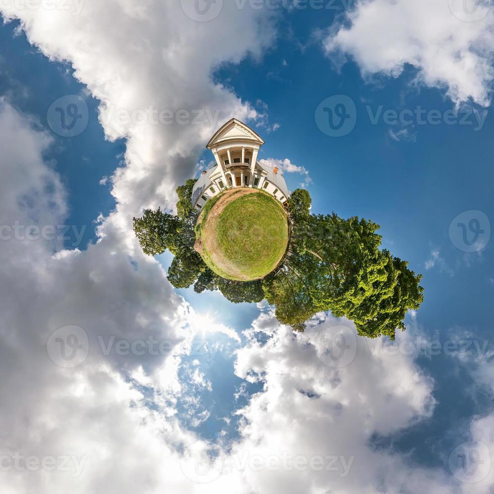 Little Planet Transformation von sphärischem Panorama 360 Grad. sphärische abstrakte luftaufnahme im feld mit fantastischen schönen wolken. Krümmung des Raumes. foto